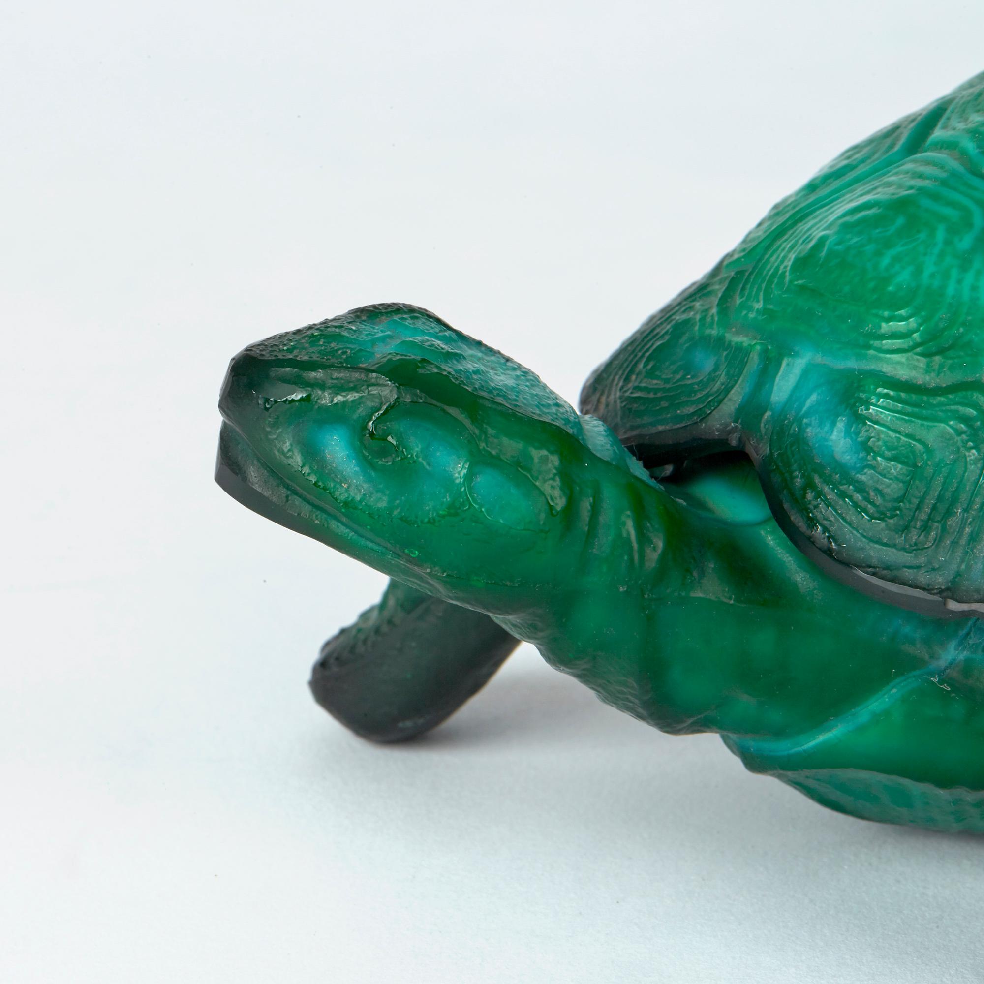 Curt Schlevogt Bohemian Art Deco Malachite Glass Tortoise Container In Good Condition In Bishop's Stortford, Hertfordshire