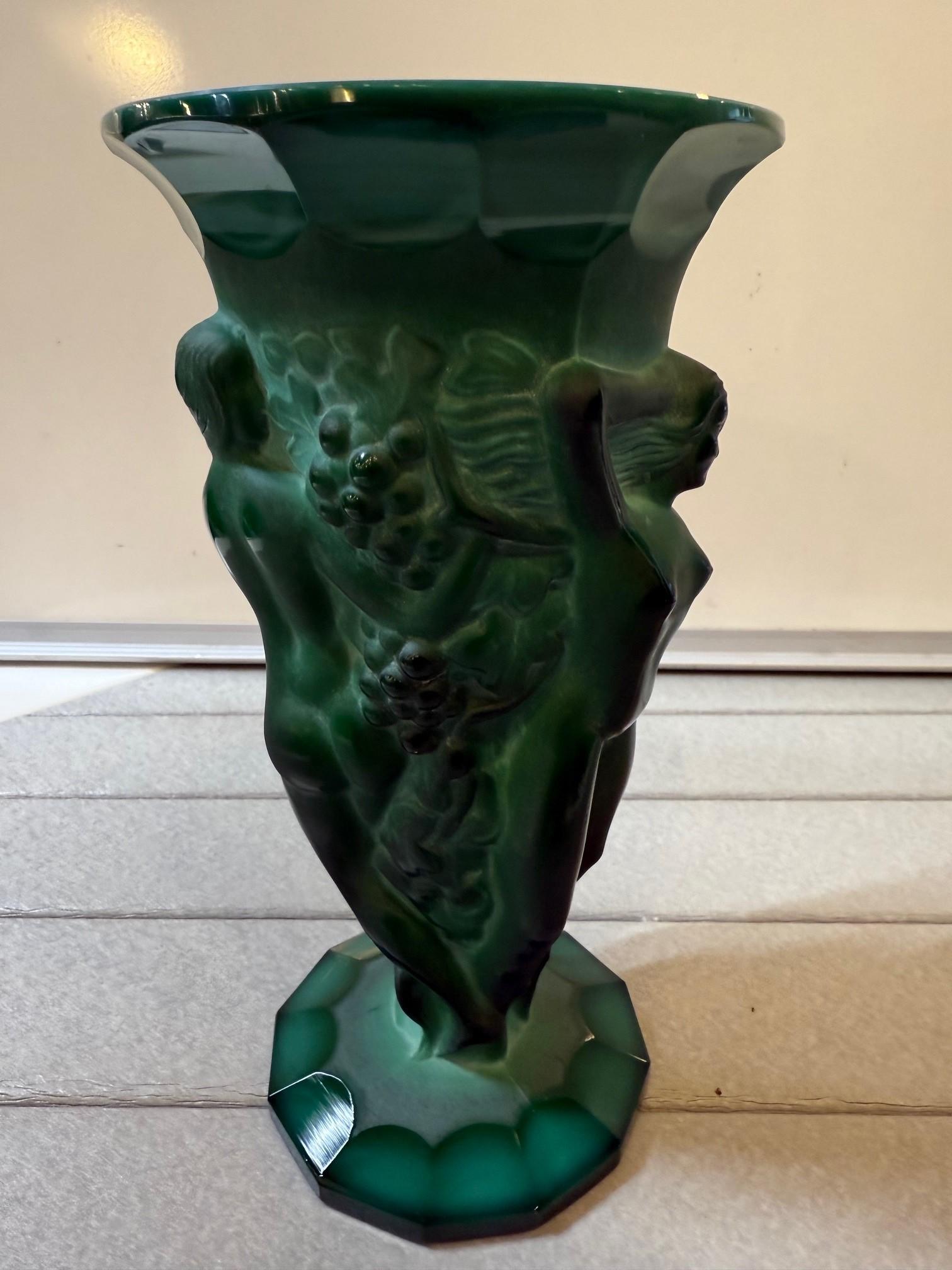20ième siècle Curt Schlevogt Vase en verre pressé 