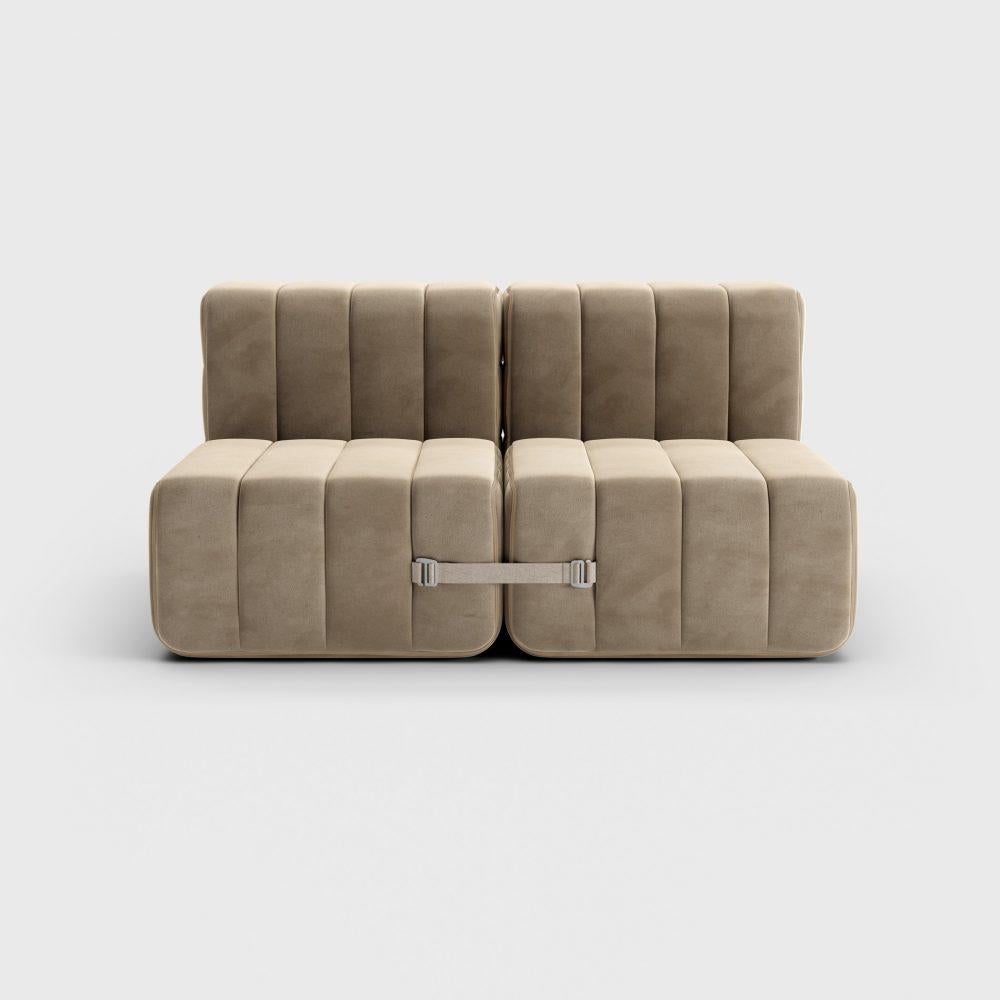 More than four seasons!

With four modules of the Curt sofa system, modularity really takes off. More than 20 different arrangements are possible. Sofa, lounger, chaise longue, bench, two armchairs, seating island, four stools, love seat, to name