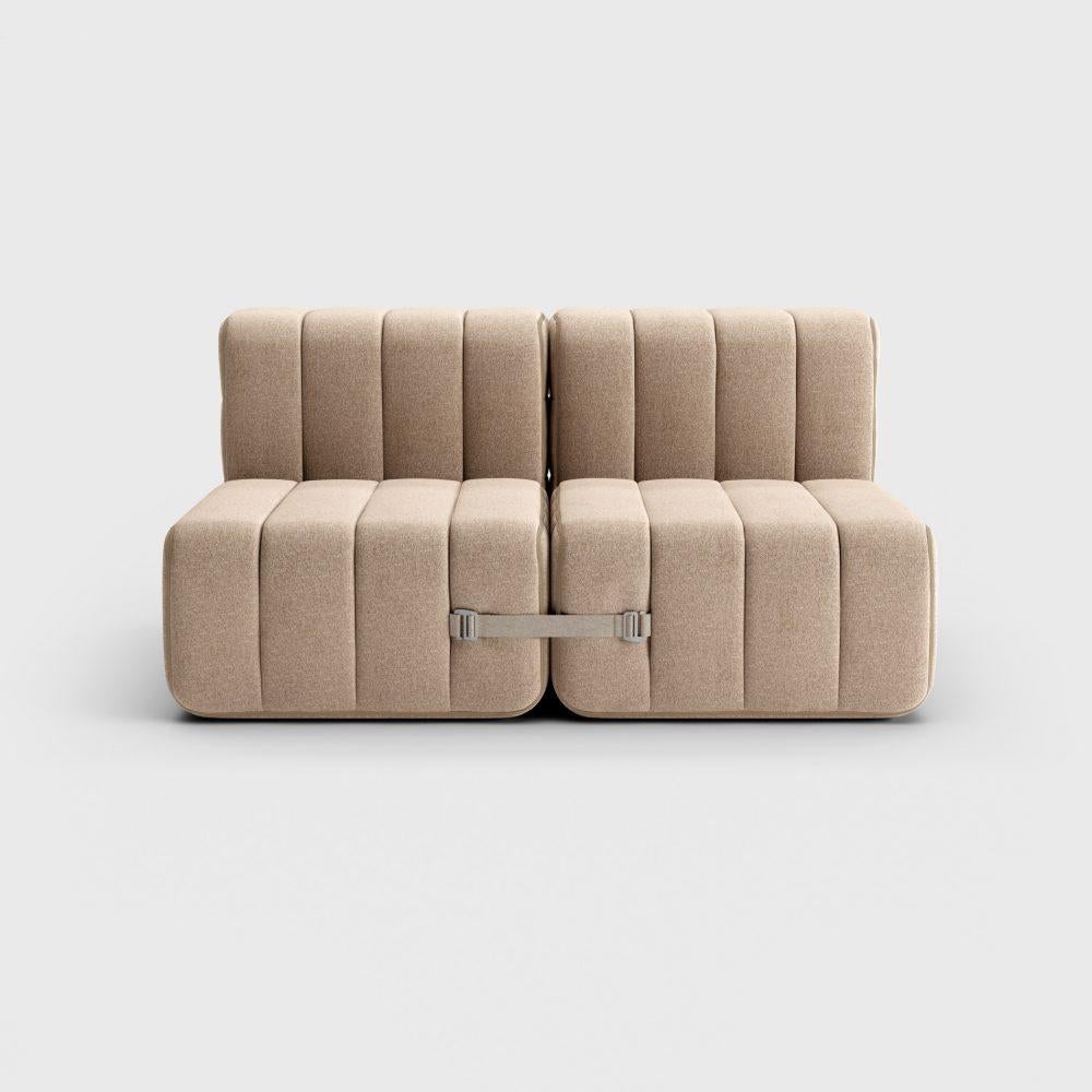 More than four seasons!

With four modules of the Curt sofa system, modularity really takes off. More than 20 different arrangements are possible. Sofa, lounger, chaise longue, bench, two armchairs, seating island, four stools, love seat, to name