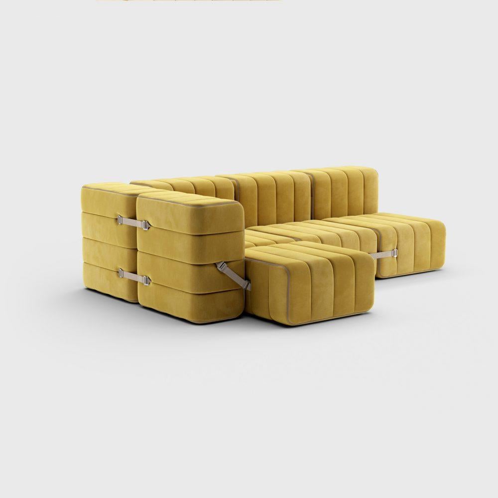 Entreprise familiale.

Neuf modules constituent l'ensemble familial du système de canapés modulaires Curt. Un canapé d'angle pour quatre personnes ou, si l'on a besoin d'espace, quatre fauteuils individuels. Il existe également une autre option de