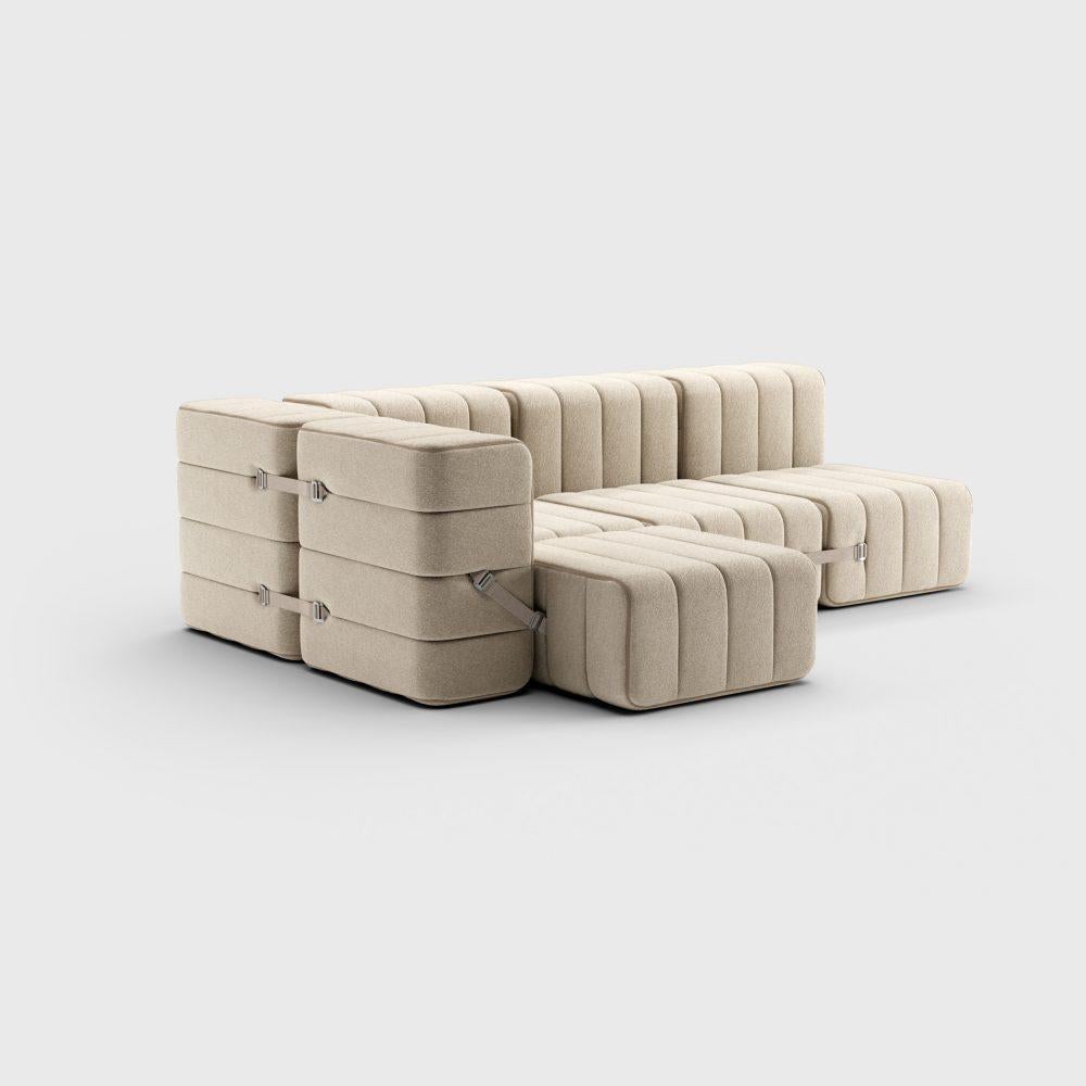 Familienunternehmen.

Neun Module sind das Familienset des modularen Sofasystems Curt. Ein Ecksofa für vier Personen, oder, wenn mehr Platz benötigt wird, vier einzelne Sessel. In diesem Set gibt es auch eine alternative Schlafmöglichkeit.