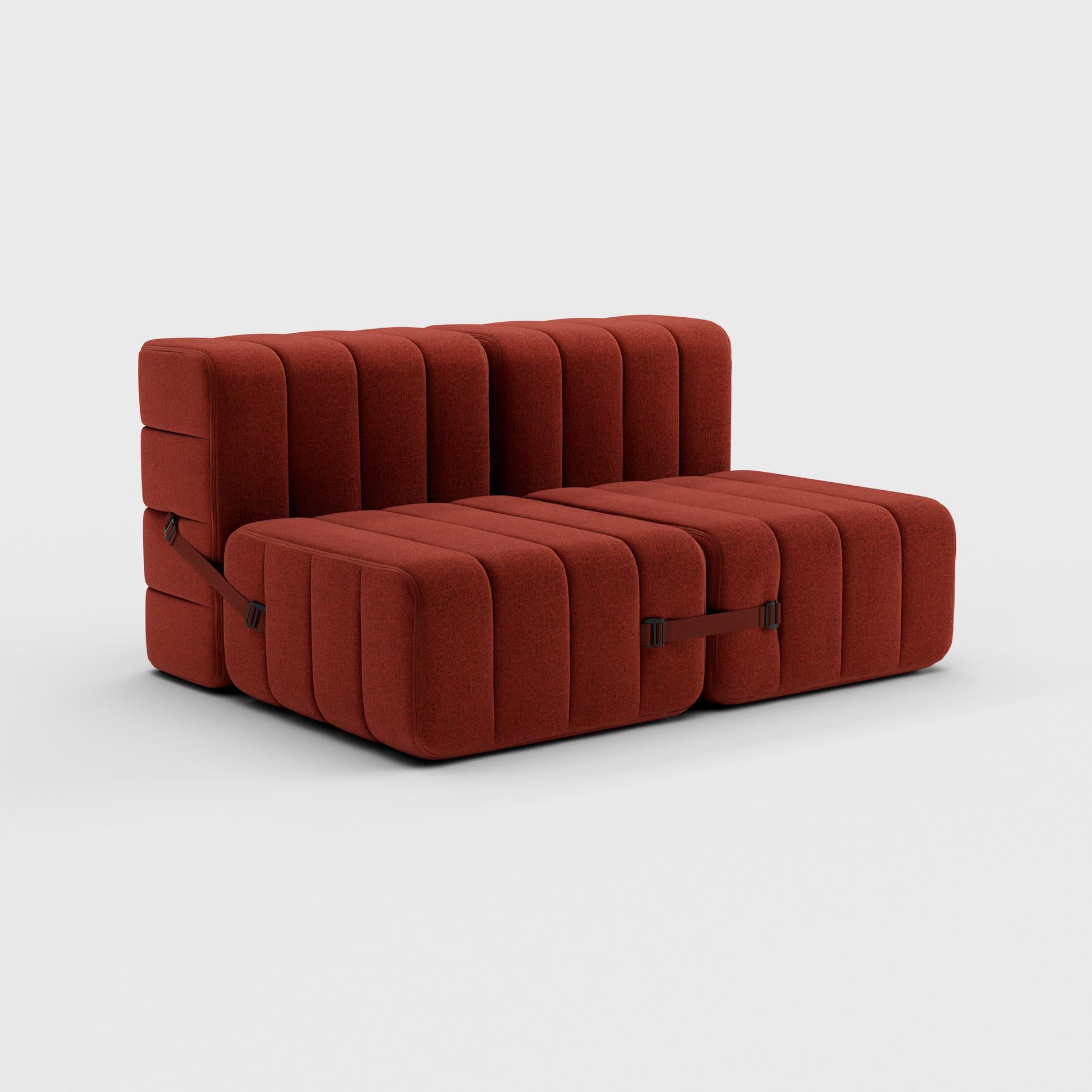 Modulares Sofasystem mit geschwungenem Einzelteil, Stoff Dama ''0058 Rot'' (Moderne) im Angebot