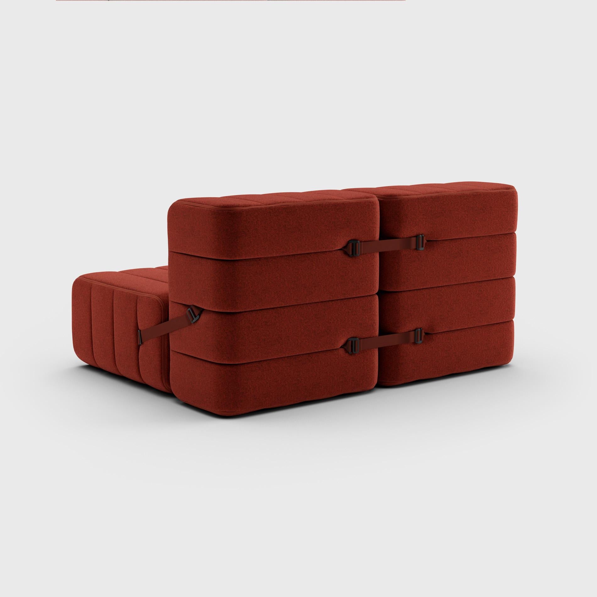 Modulares Sofasystem mit geschwungenem Einzelteil, Stoff Dama ''0058 Rot'' (Handgefertigt) im Angebot