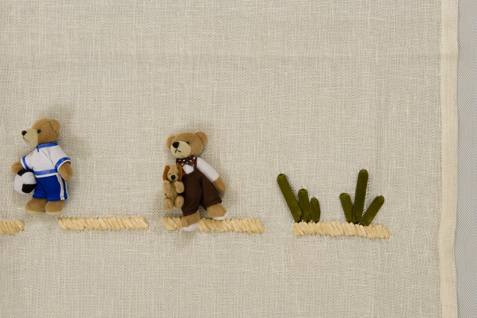 Bestickter Vorhang für ein Babyzimmer mit Teddybären (Handgewebt) im Angebot