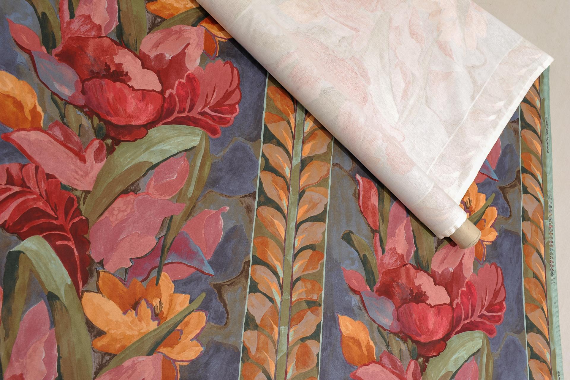 20ième siècle  Tissu en textile italien avec des fleurs pour un rideau inhabituel : Faites une offre en vente