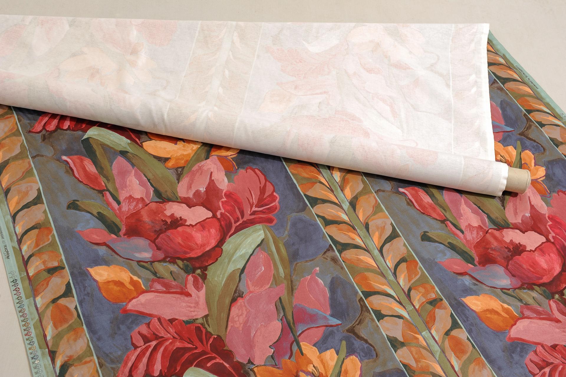 Coton  Tissu en textile italien avec des fleurs pour un rideau inhabituel : Faites une offre en vente