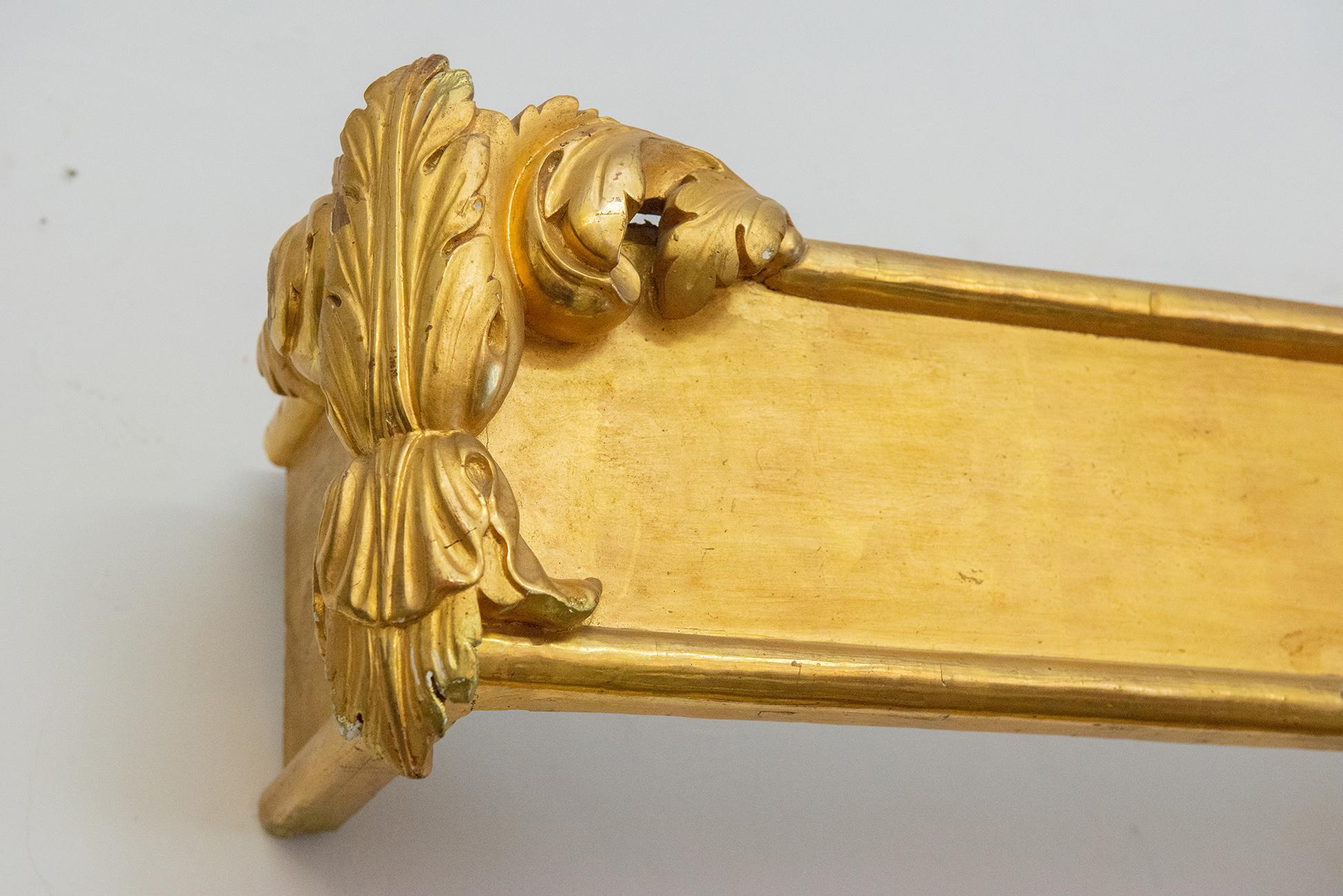 Doré Rode de rideau en bois doré avec un riche revêtement en vente