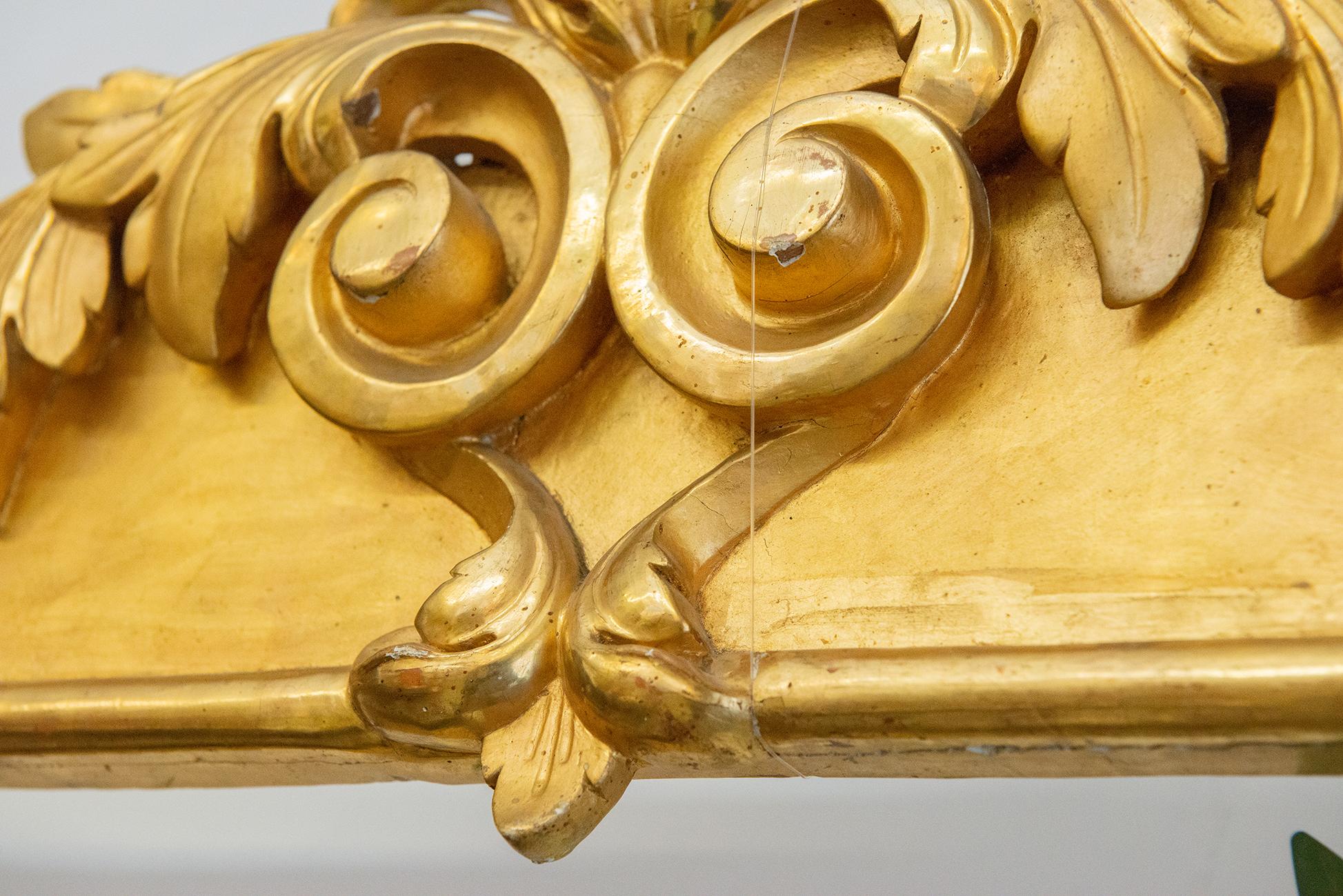 Italian Curtain Rod in Gilded Wood with Rich Coping For Sale