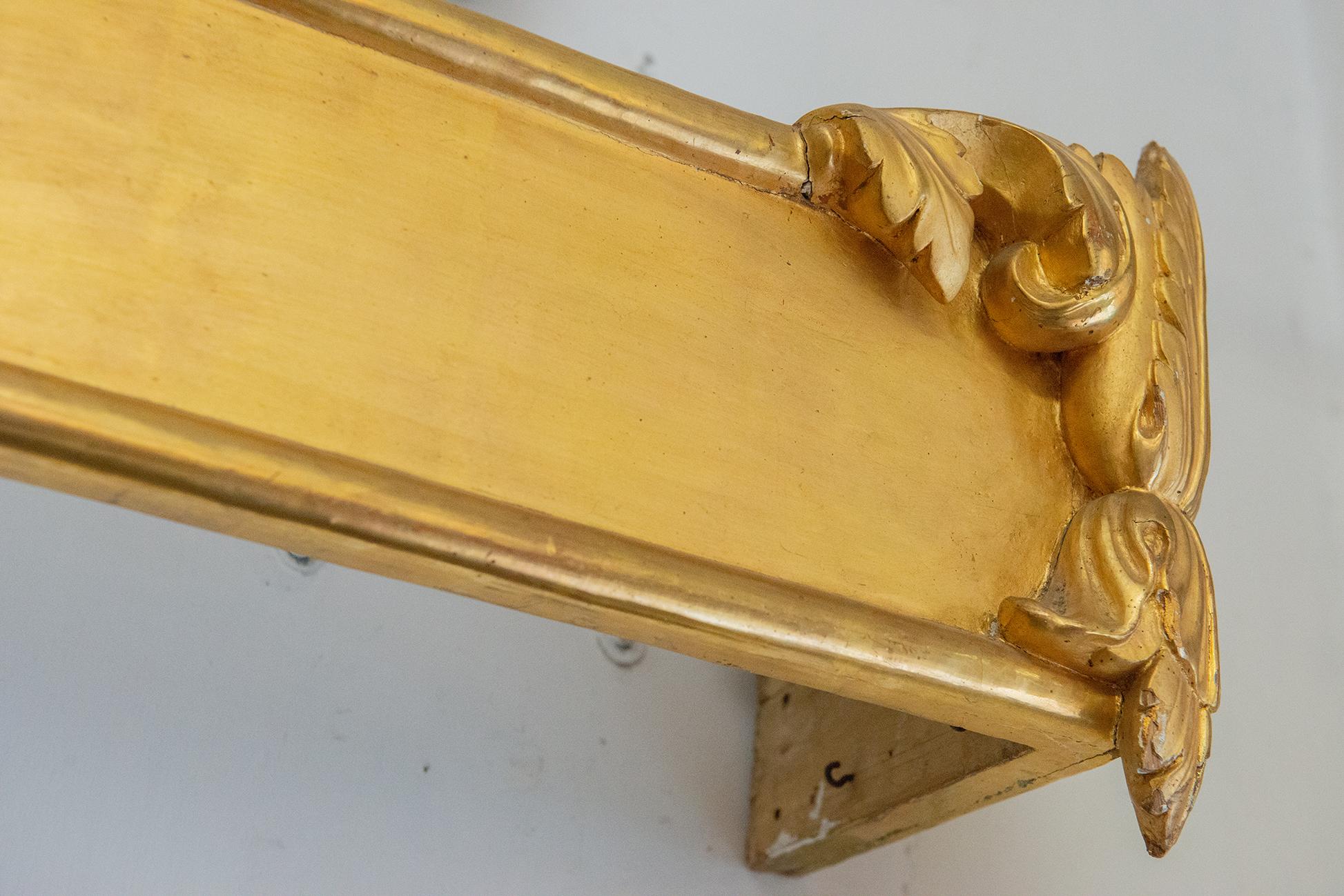 Curtain Rod in Gilded Wood with Rich Coping In Excellent Condition For Sale In Alessandria, Piemonte