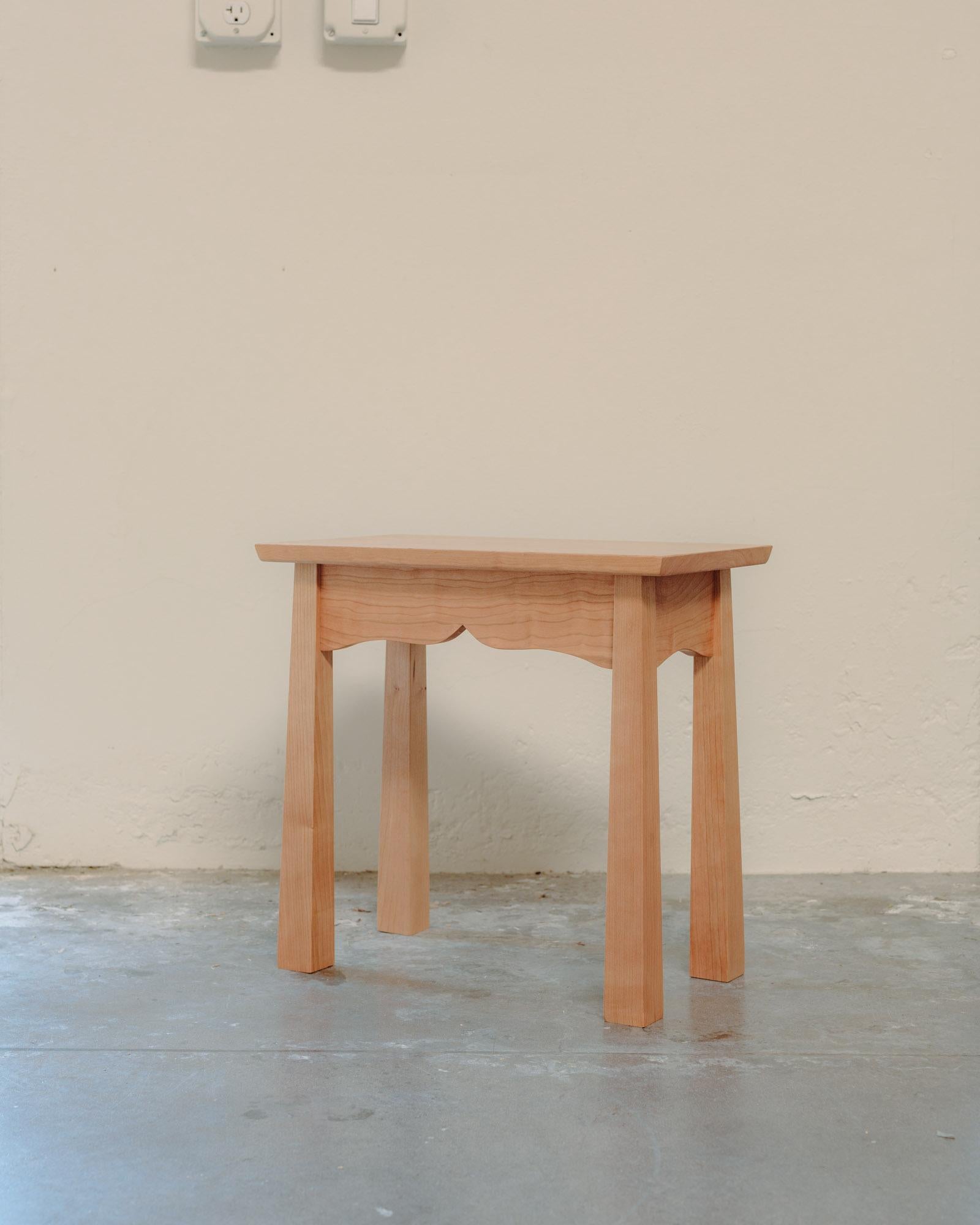 Table à thé Curtain de Nick Sugihara
Dimensions : D 27,94 x L 45,72 x H 45,72 cm. 
MATERIAL : Bois de cerisier huilé.

Disponible en cerisier, chêne et noyer. Veuillez nous contacter.

Sugihara Fine Furniture est un petit studio d'ameublement et