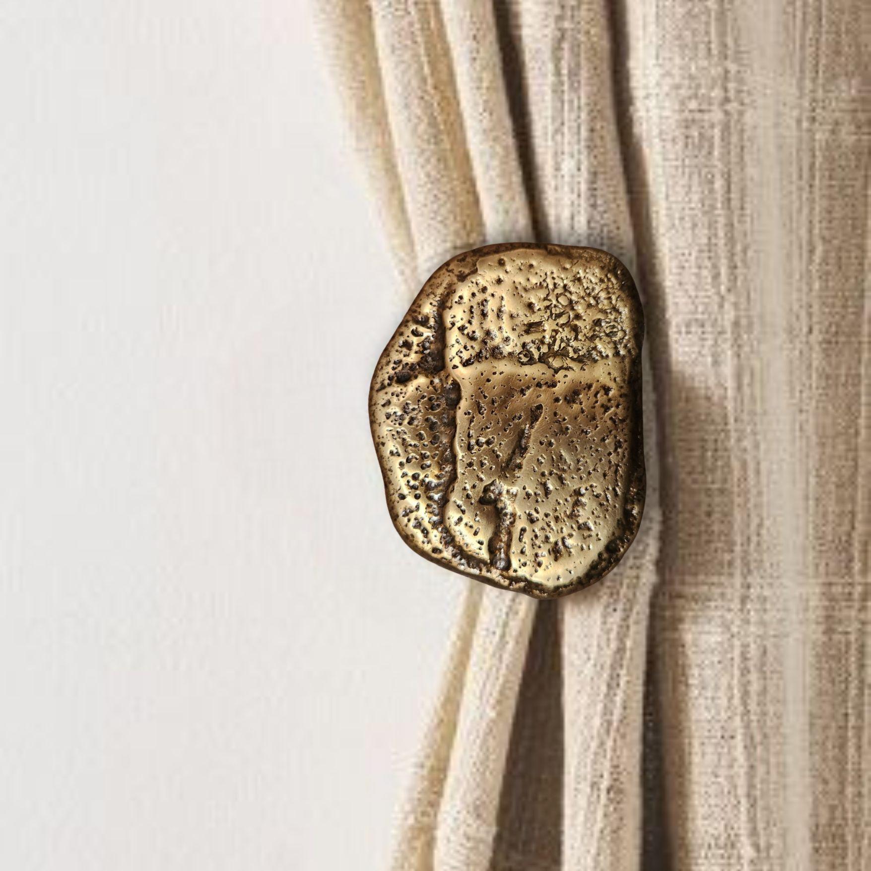 The meeting point between functionality and mineral essence. 
Each curtain hook tells a story, evoking rituals or connections with nature.
