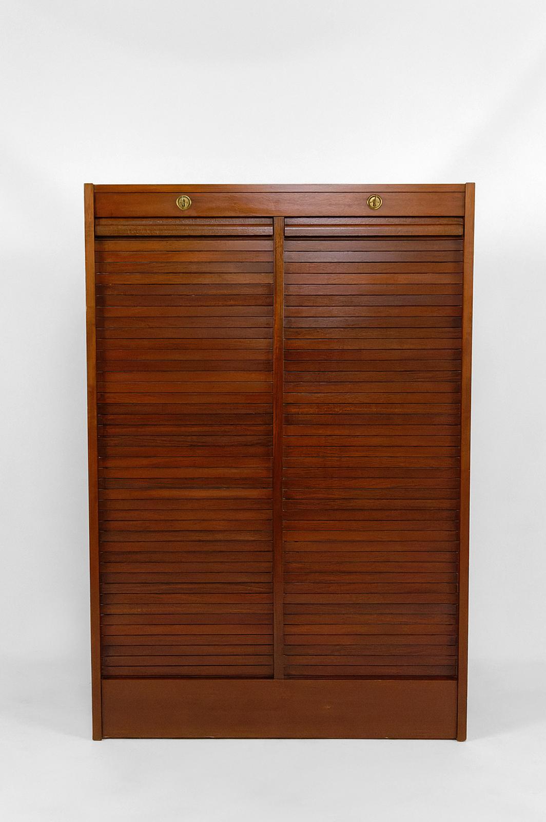 Beautiful professional / notary / filing cabinet, in mahogany.

Composed of 2 boxes closing with curtains.
Inside, numerous modular shelves.

Sorter/binder initially intended for storing archives, but can be suitable for multiple uses (bookcase,
