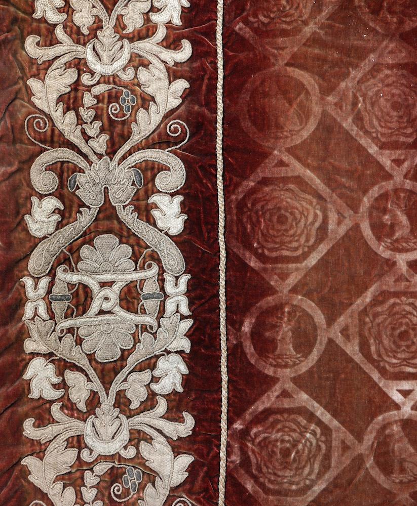 Rideaux Mentmore Rust Silk Velvet Embossed Gilt Embroidered Applique Set Three Bon état - En vente à BUNGAY, SUFFOLK