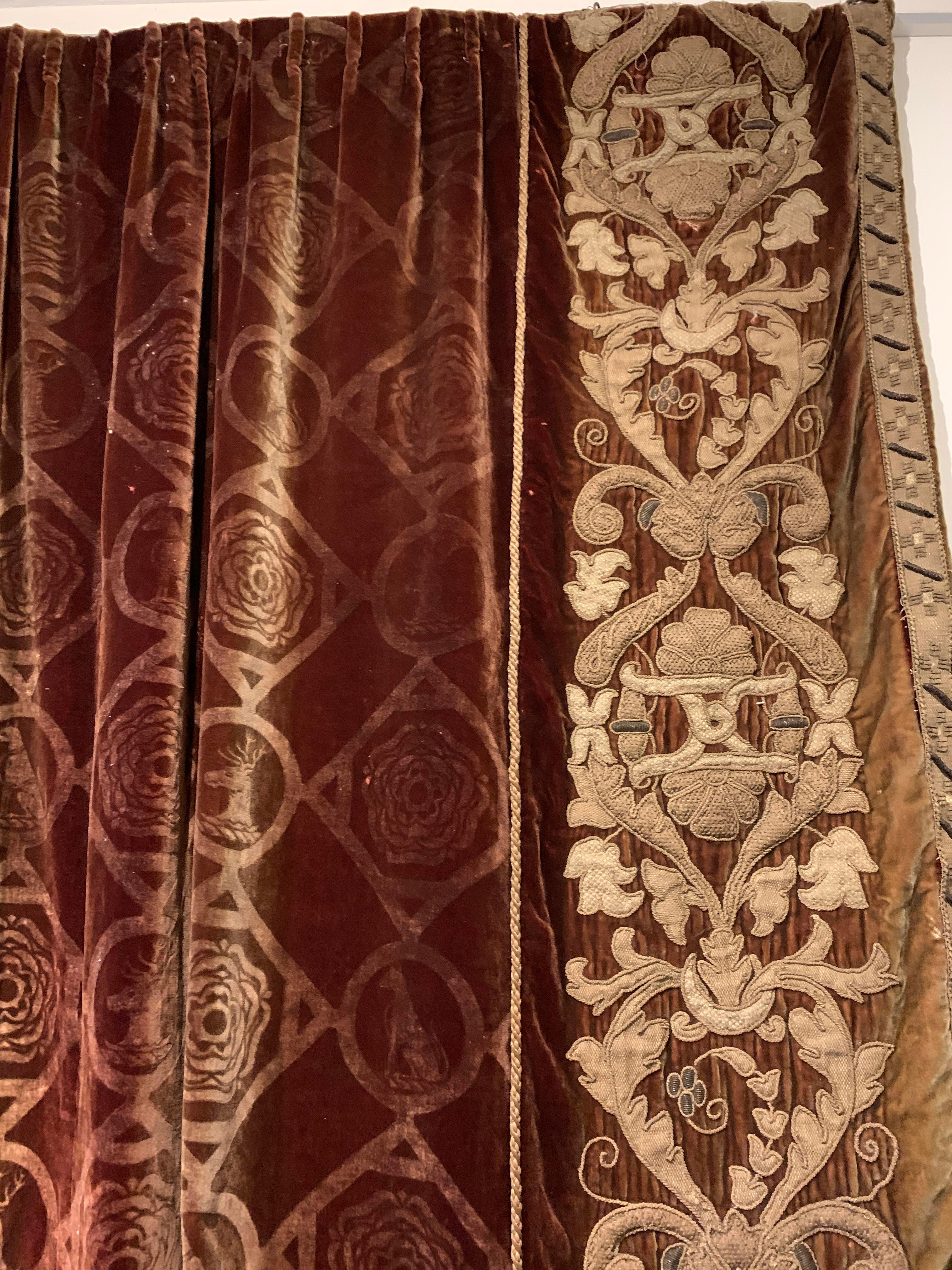 Rideaux Mentmore Rust Silk Velvet Embossed Gilt Embroidered Applique Set Three en vente 1
