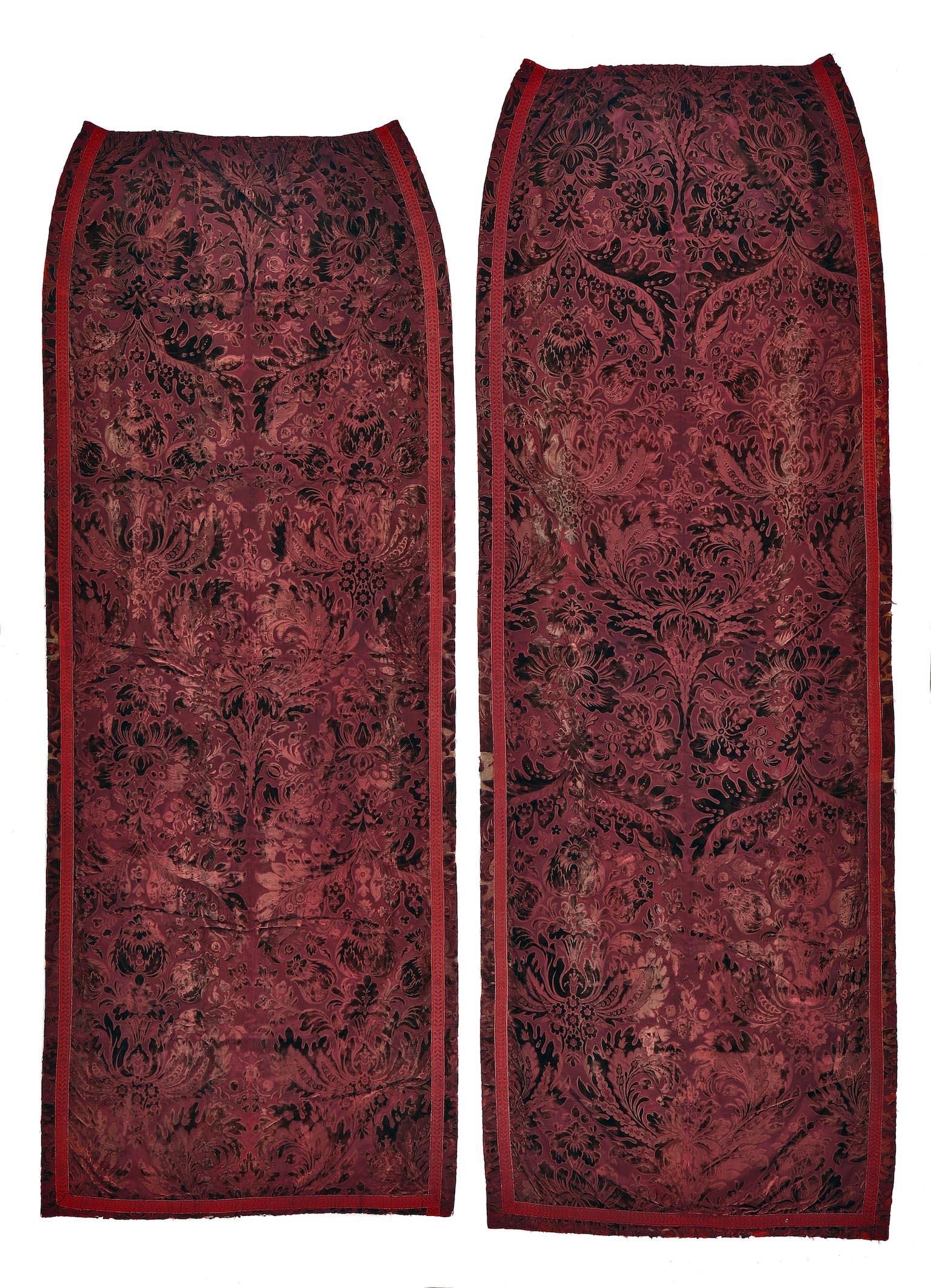 Ognuno con un motivo damascato di fogliame, peonie, tulipani e frutta. Ripetizione massiccia del motivo, vedi immagine. Treccia originale. Pulito e conservato.
 
 Misure: Due altezze 315 cm, 124 pollici, larghezza 107 cm, 42 pollici,
 Altezza 295