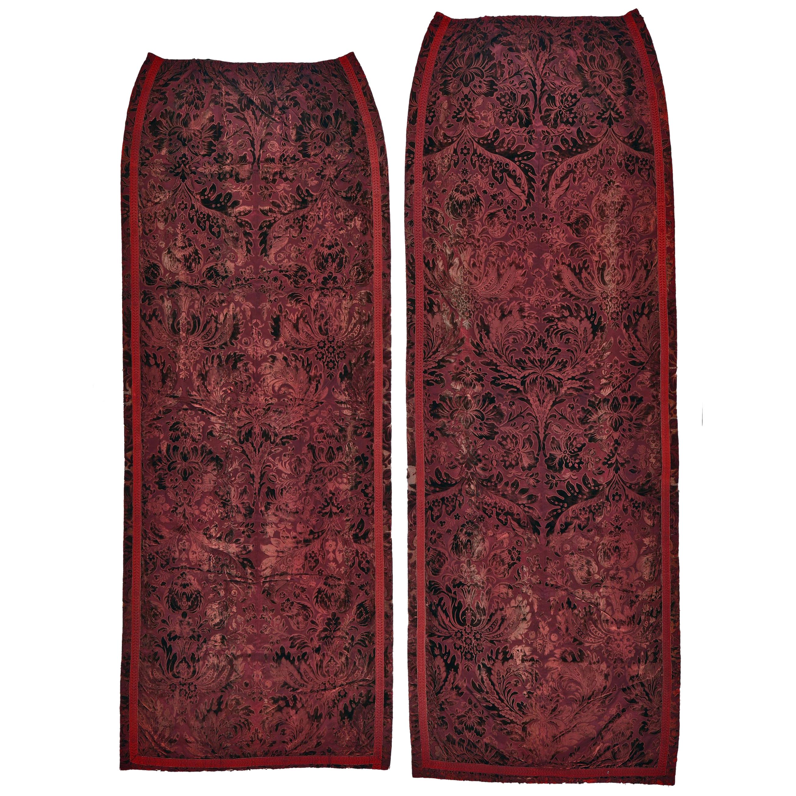 Tende, set di 3, velluto di seta, stile Charles II, damasco bordeaux Cowdray Park in vendita