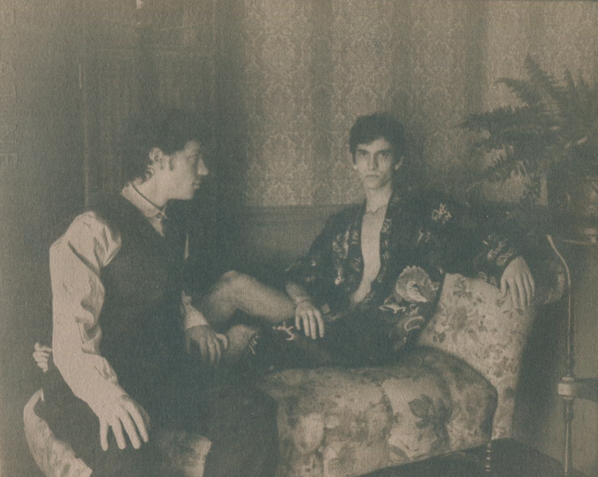 Ohne Titel (Zwei Männer an der Chaise) – Photograph von Curtice Taylor