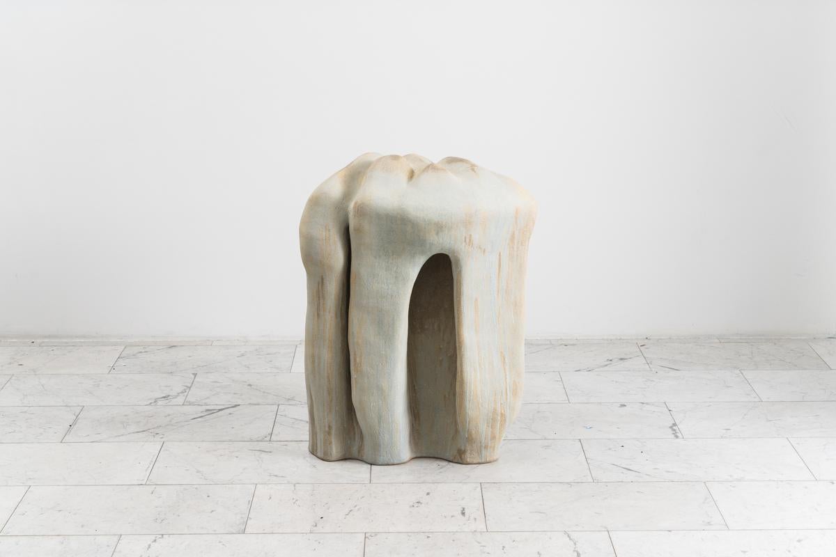 Die abstrakten Keramikskulpturen von Curtis Fontaine entstehen in einem einzigartigen Prozess der Handarbeit, bei dem Intuition ebenso gefragt ist wie strukturelle Fähigkeiten. Die Lehrjahre bei der amerikanischen Keramikkünstlerin Toshiko Takaezu