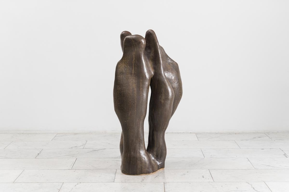 Le sculture astratte in ceramica di Curtis Fontaine sono create attraverso un processo unico di costruzione a mano che si basa tanto sull'intuizione quanto sull'attitudine strutturale. Gli anni di apprendistato presso l'artista americana Toshiko