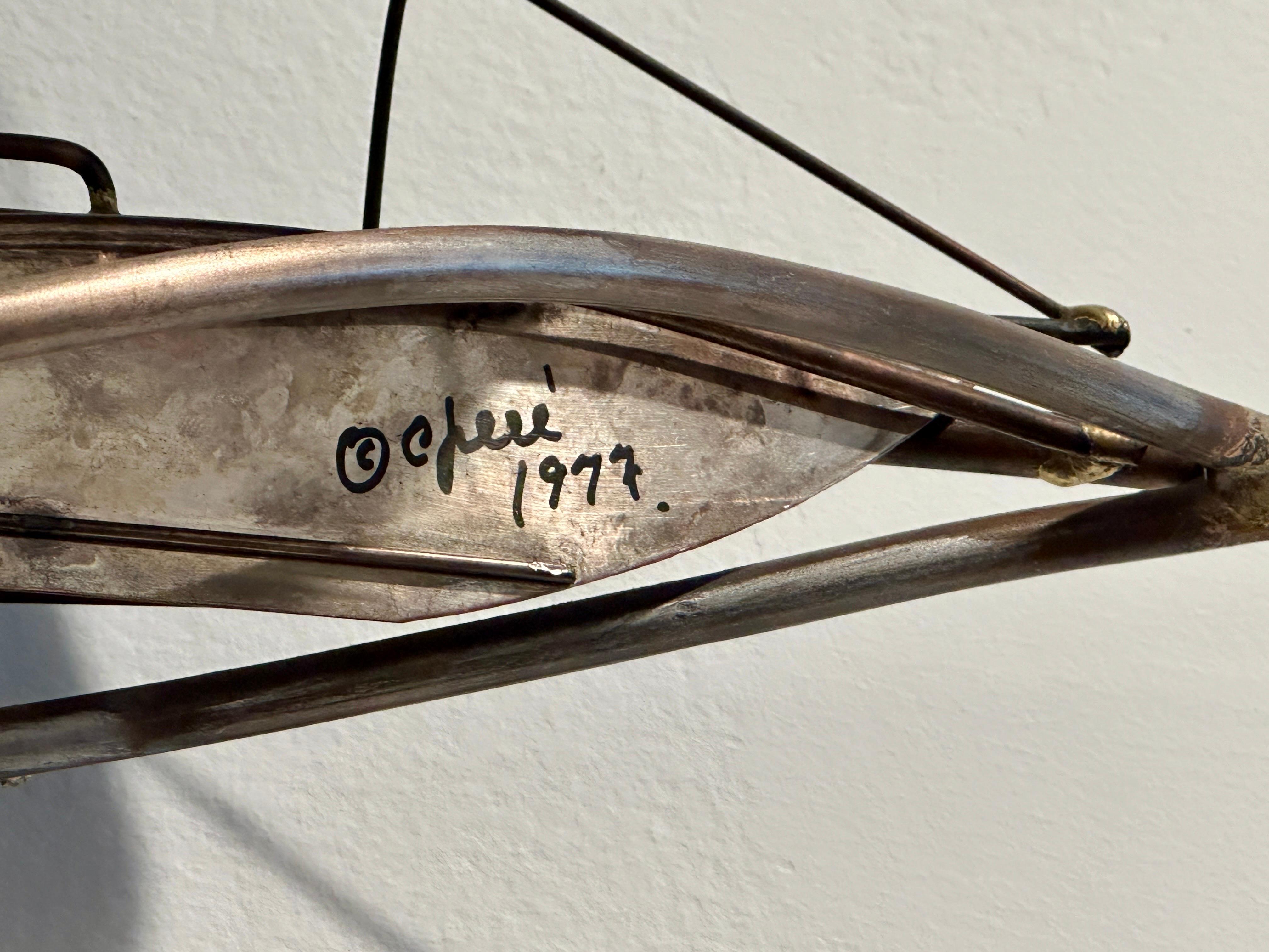 Questa scultura da parete di Curtis Jere, firmata e di grandi dimensioni, raffigura tre barche a vela in una splendida tonalità argento su ottone.