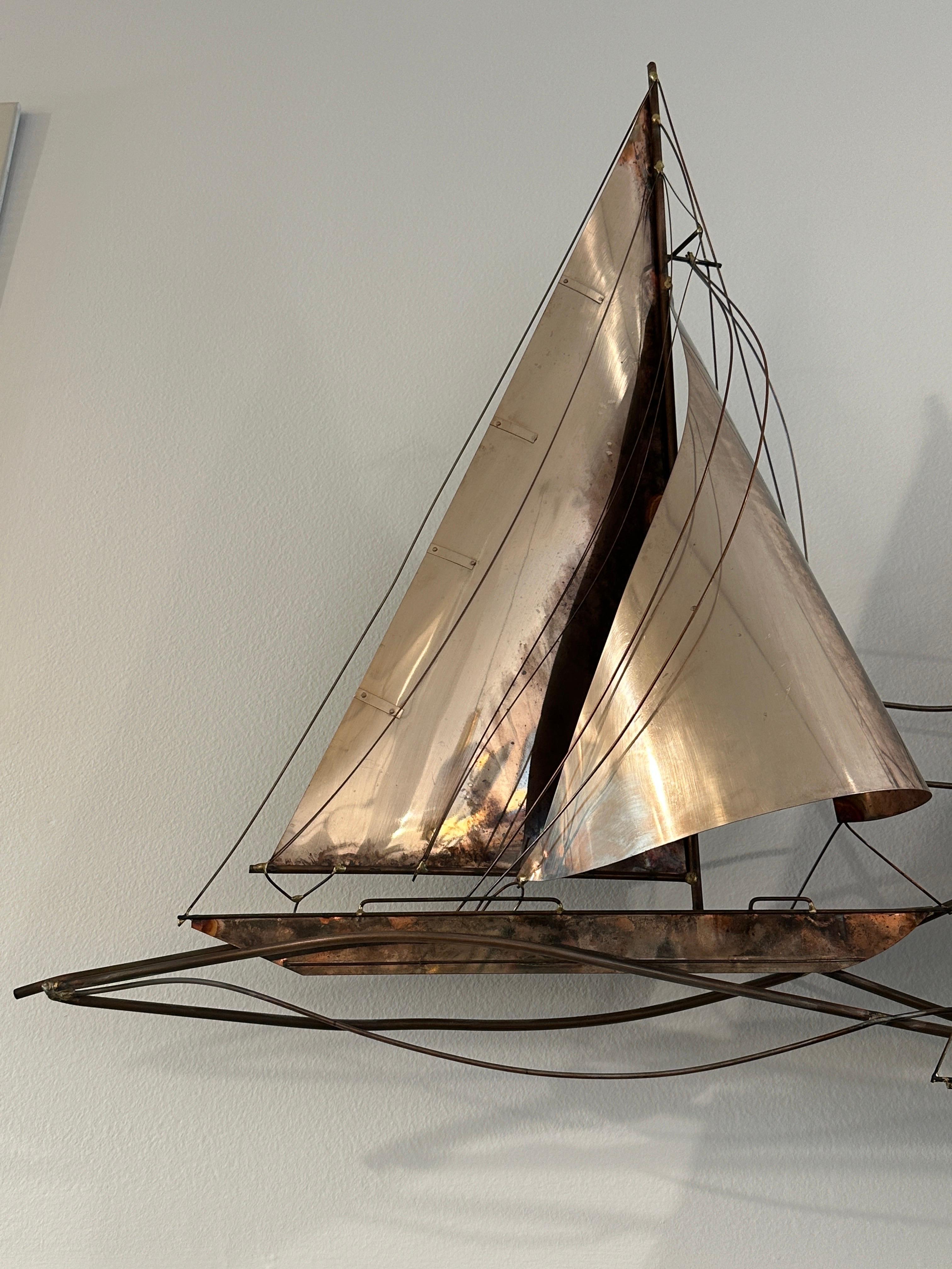 Mid-Century moderno Scultura da parete di Curtis Jere 1977 Sailboats - FIRMATA in vendita