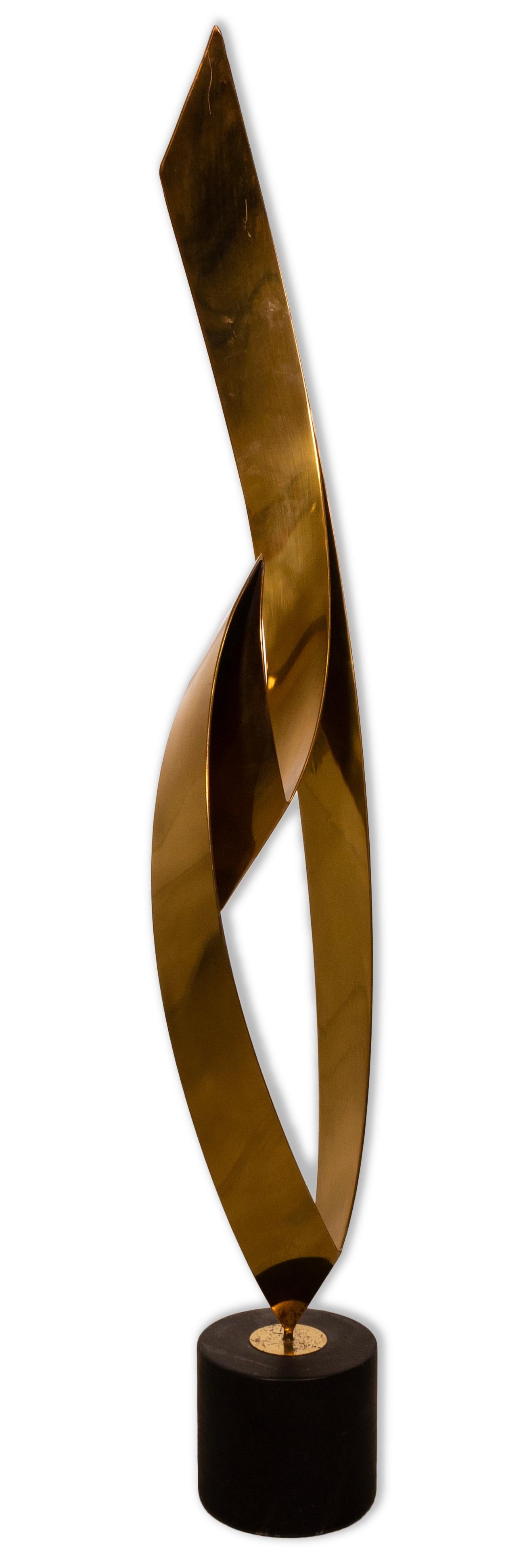 Postmoderno Curtis Jere 1980 Ottone su base di marmo Scultura da tavolo con cuore a nastro e fiamma in vendita