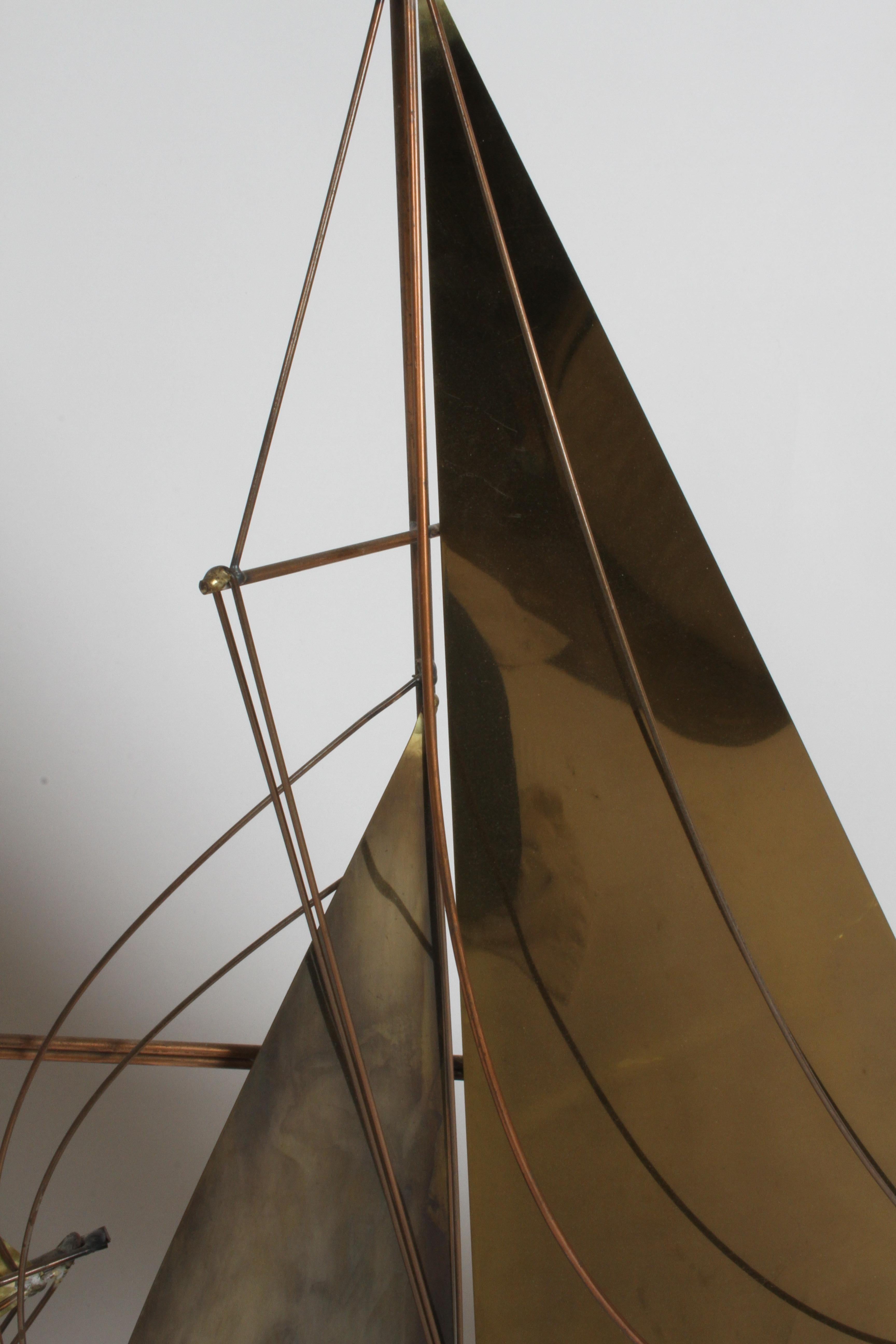 Sculpture en laiton « Yanks vs Aussies » de Curtis Jere représentant des voiliers de course de régates des années 1980 en vente 4