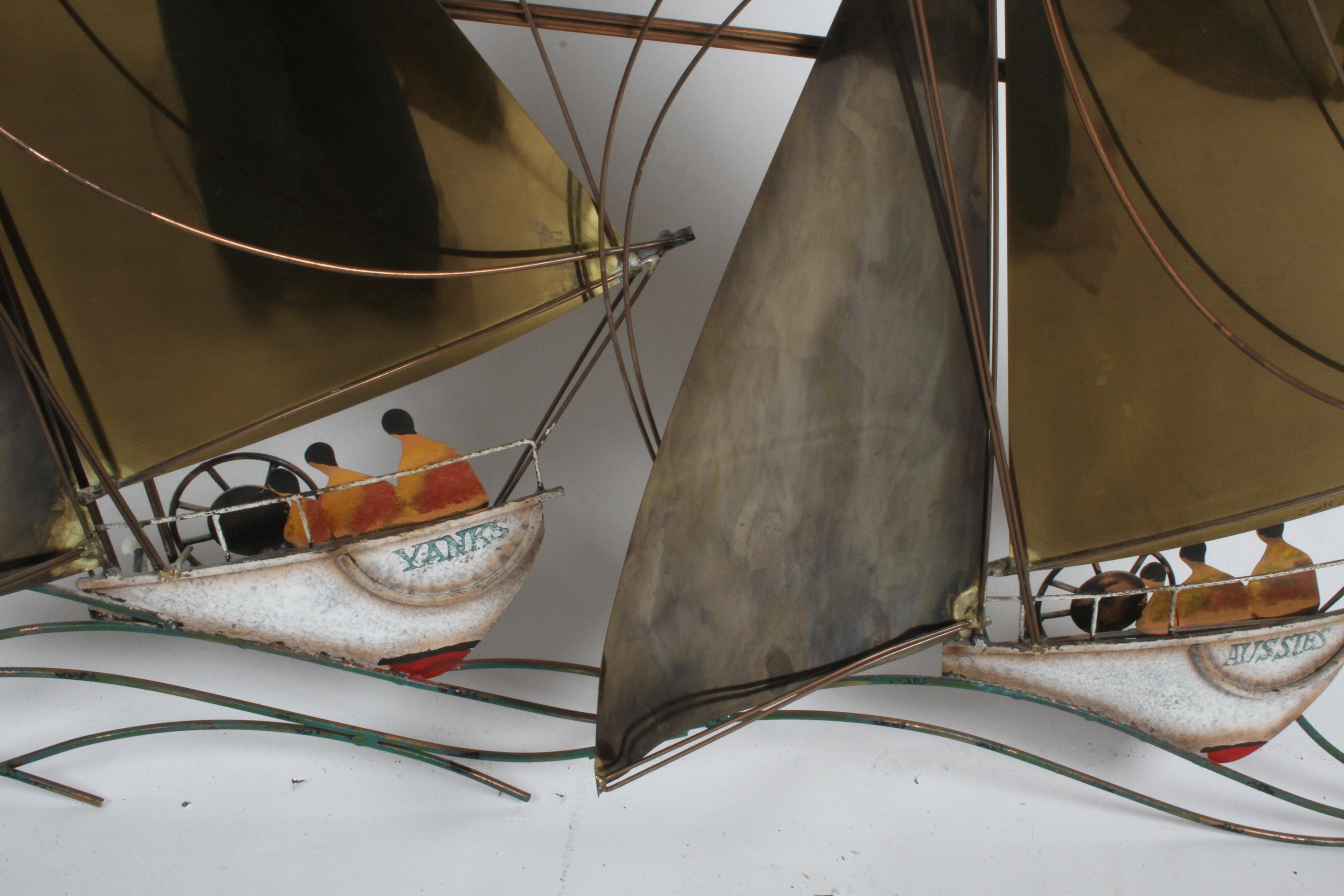 Américain Sculpture en laiton « Yanks vs Aussies » de Curtis Jere représentant des voiliers de course de régates des années 1980 en vente