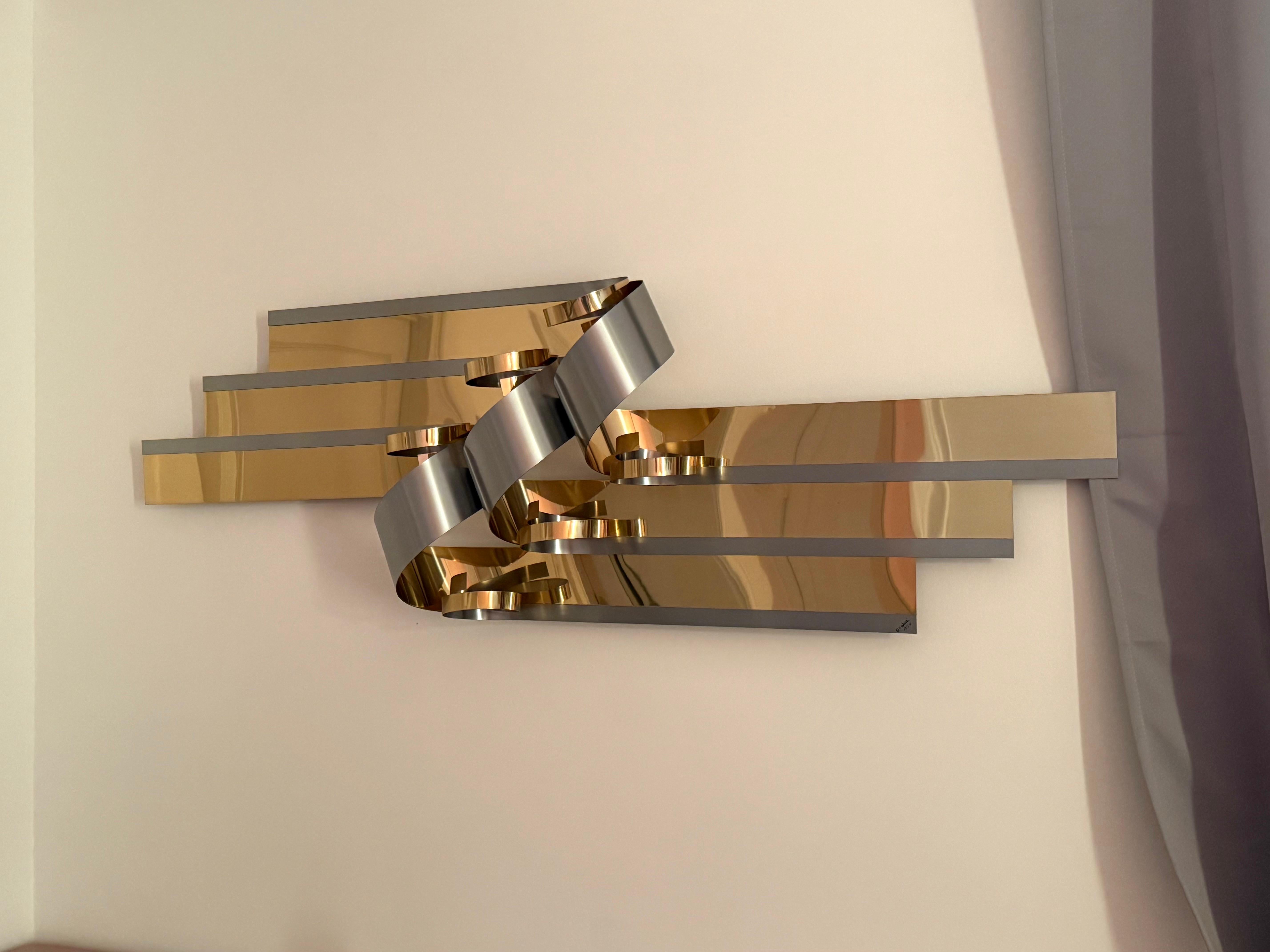 Scultura da parete con nastro in ottone di Curtis Jere 1989. Facile da appendere alla parete in qualsiasi stanza