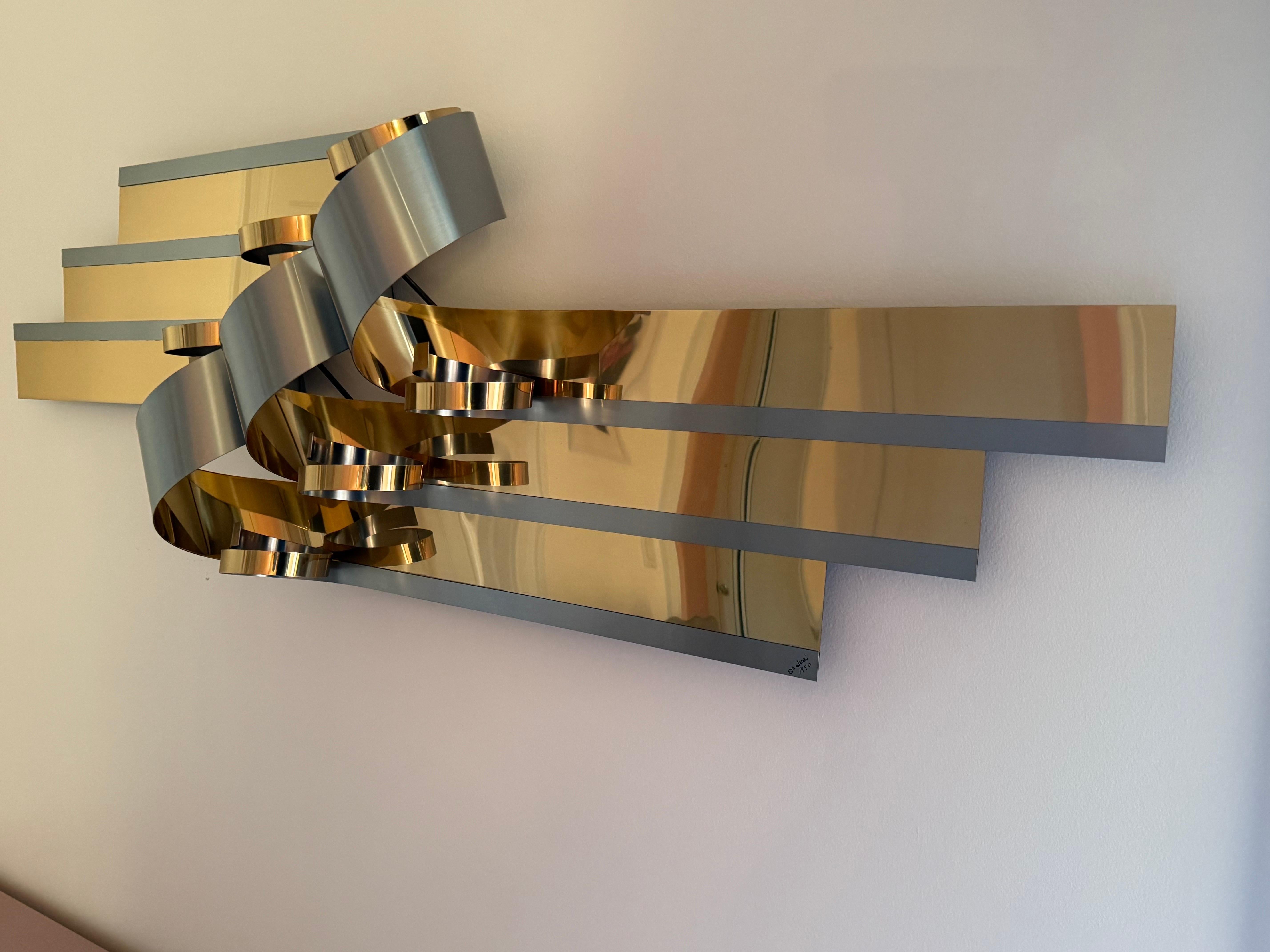 Postmoderno Scultura da parete in ottone con nastro di Curtis Jere 1989 in vendita