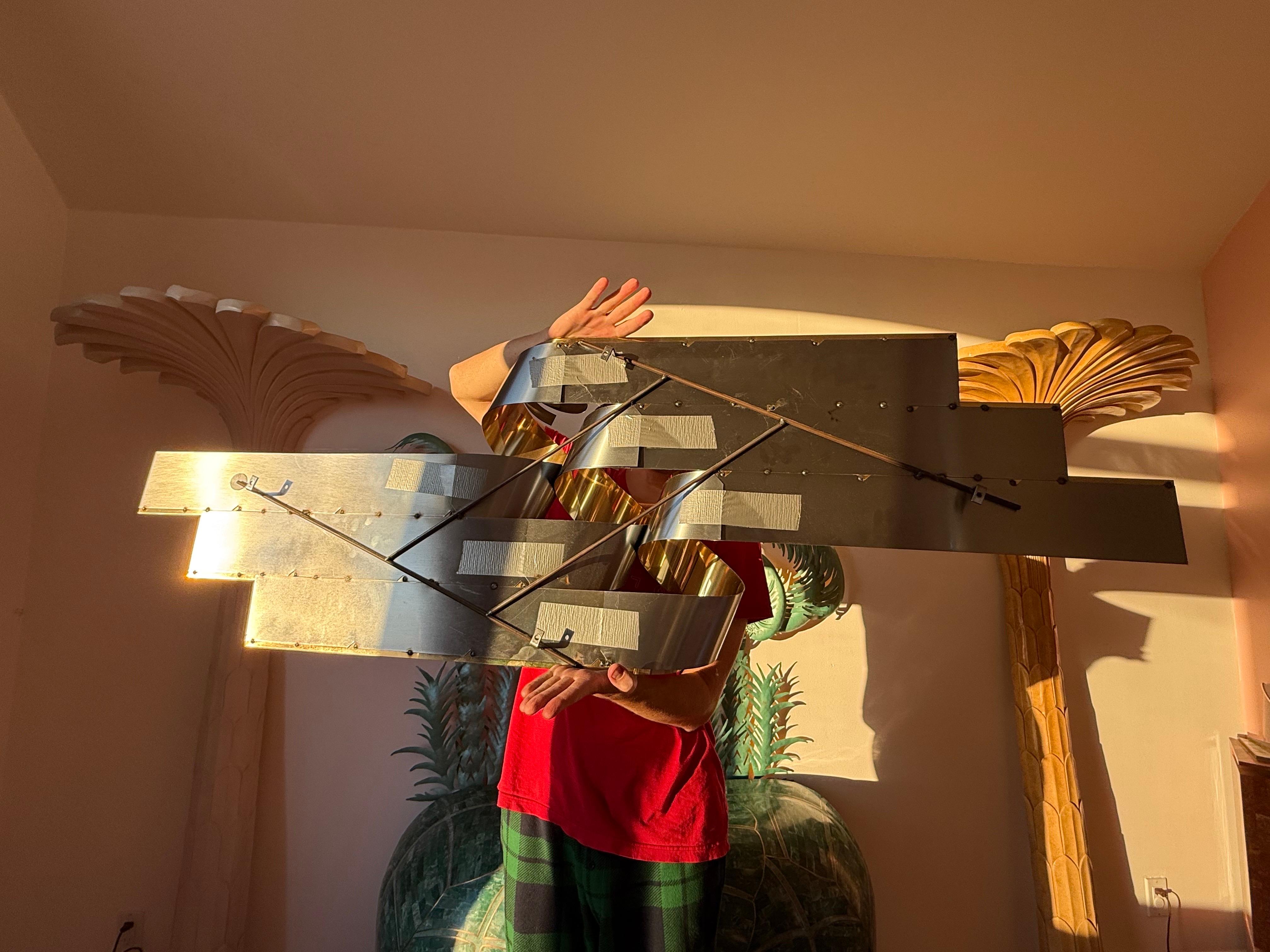 Scultura da parete in ottone con nastro di Curtis Jere 1989 In condizioni buone in vendita a Staten Island, NY