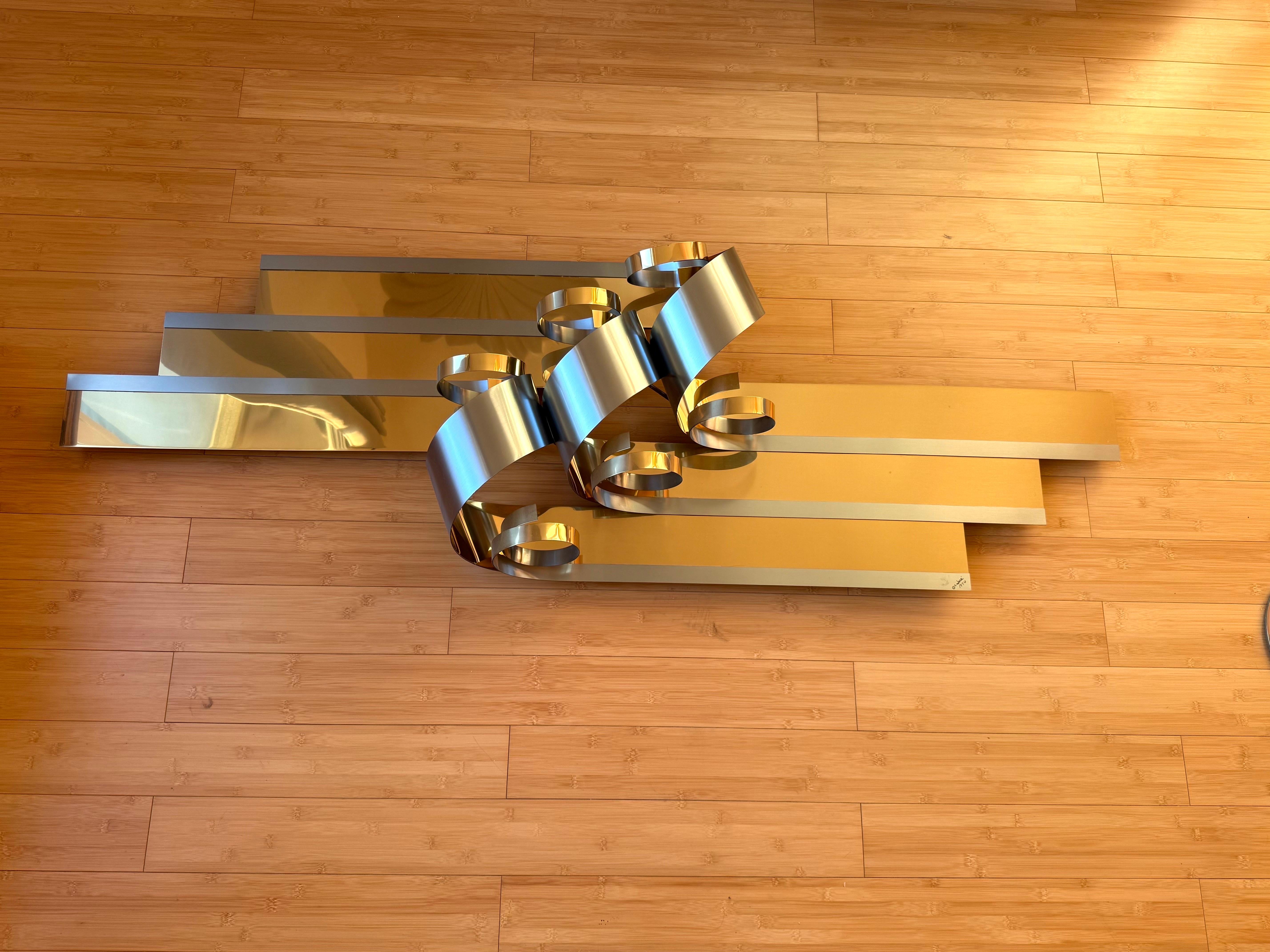 Fine XX secolo Scultura da parete in ottone con nastro di Curtis Jere 1989 in vendita