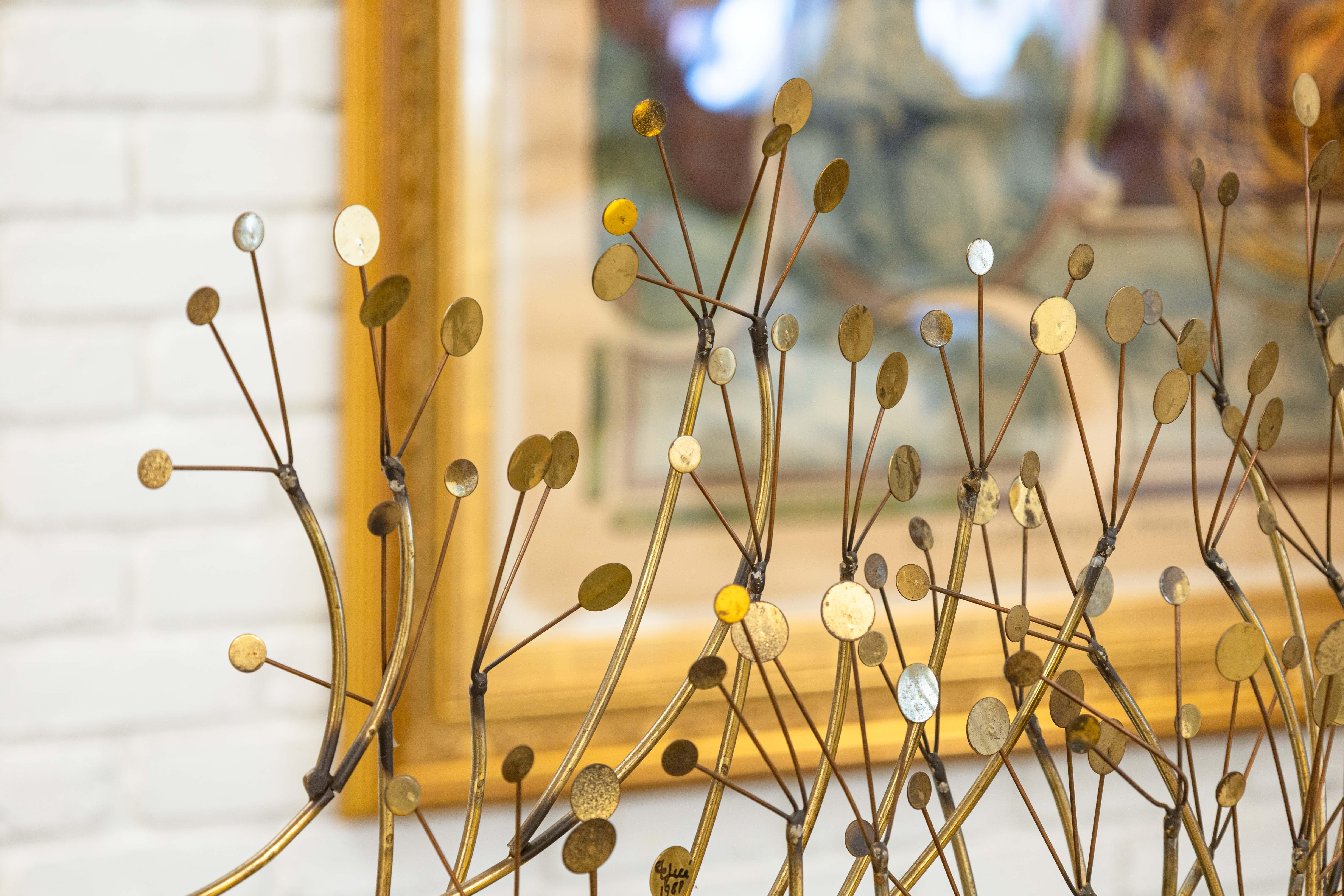 Français Sculpture circulaire en laiton avec base en bois, Curtis Jere 1989, Blossom Raindrops en vente