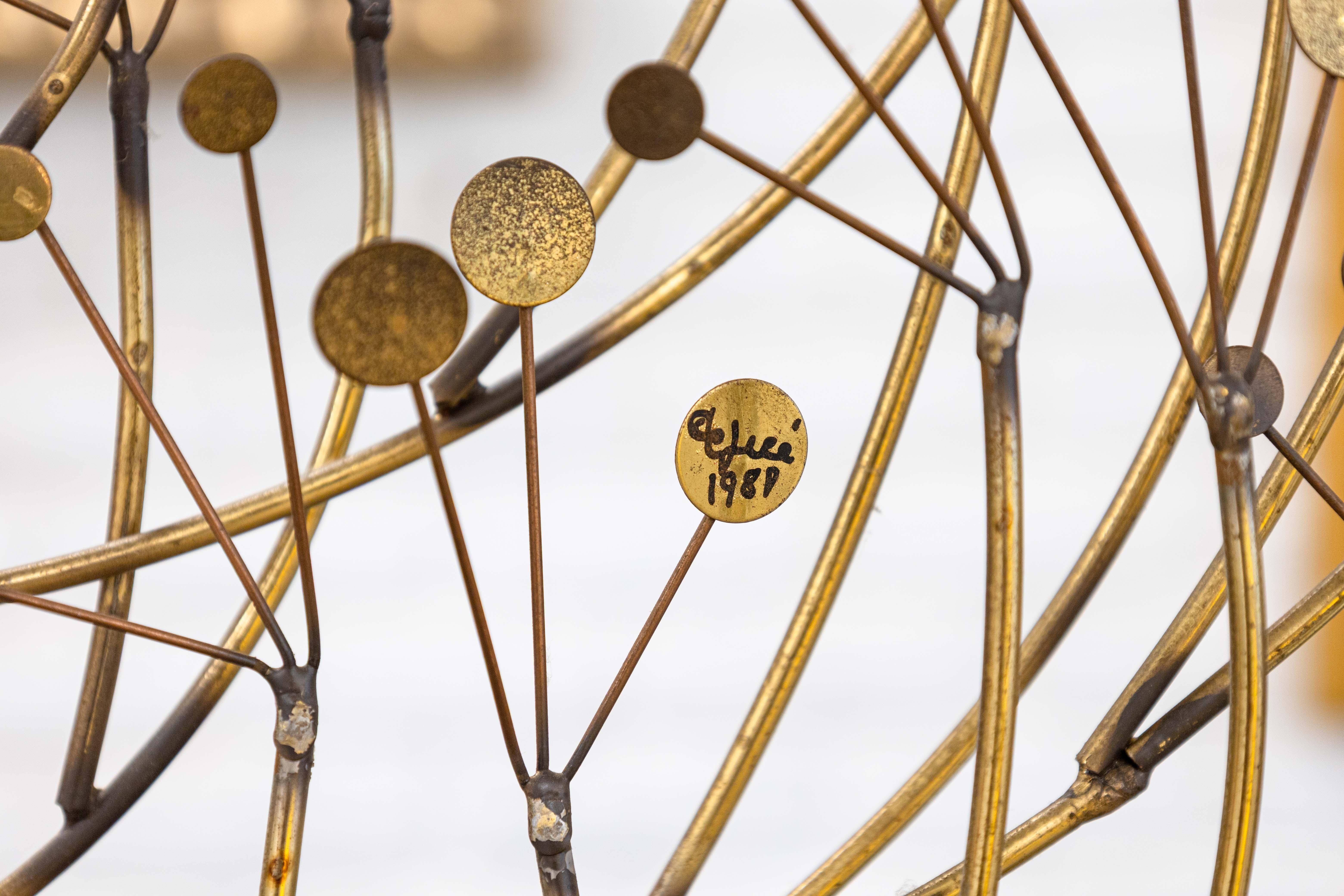 Sculpture circulaire en laiton avec base en bois, Curtis Jere 1989, Blossom Raindrops en vente 1