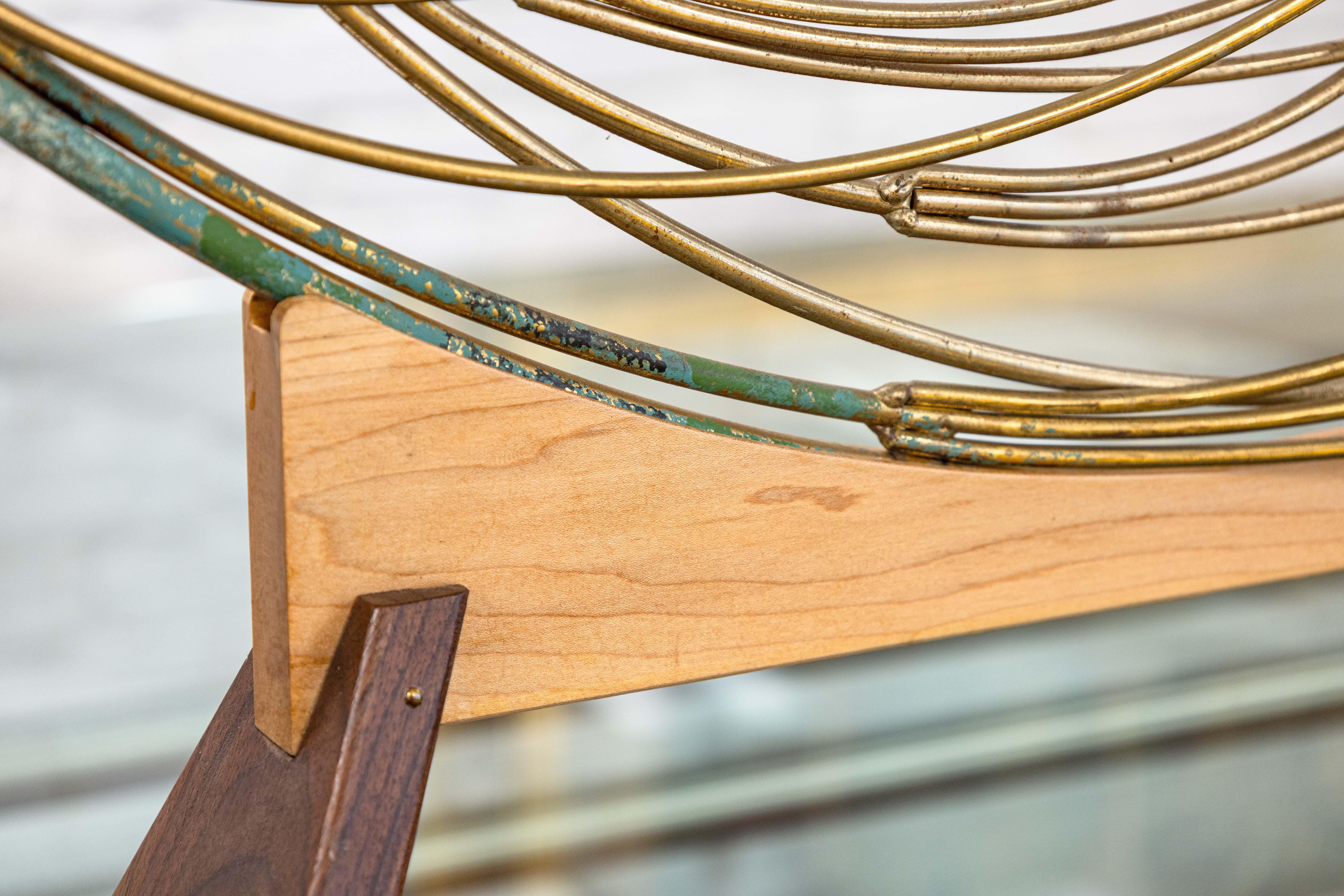 Sculpture circulaire en laiton avec base en bois, Curtis Jere 1989, Blossom Raindrops en vente 2