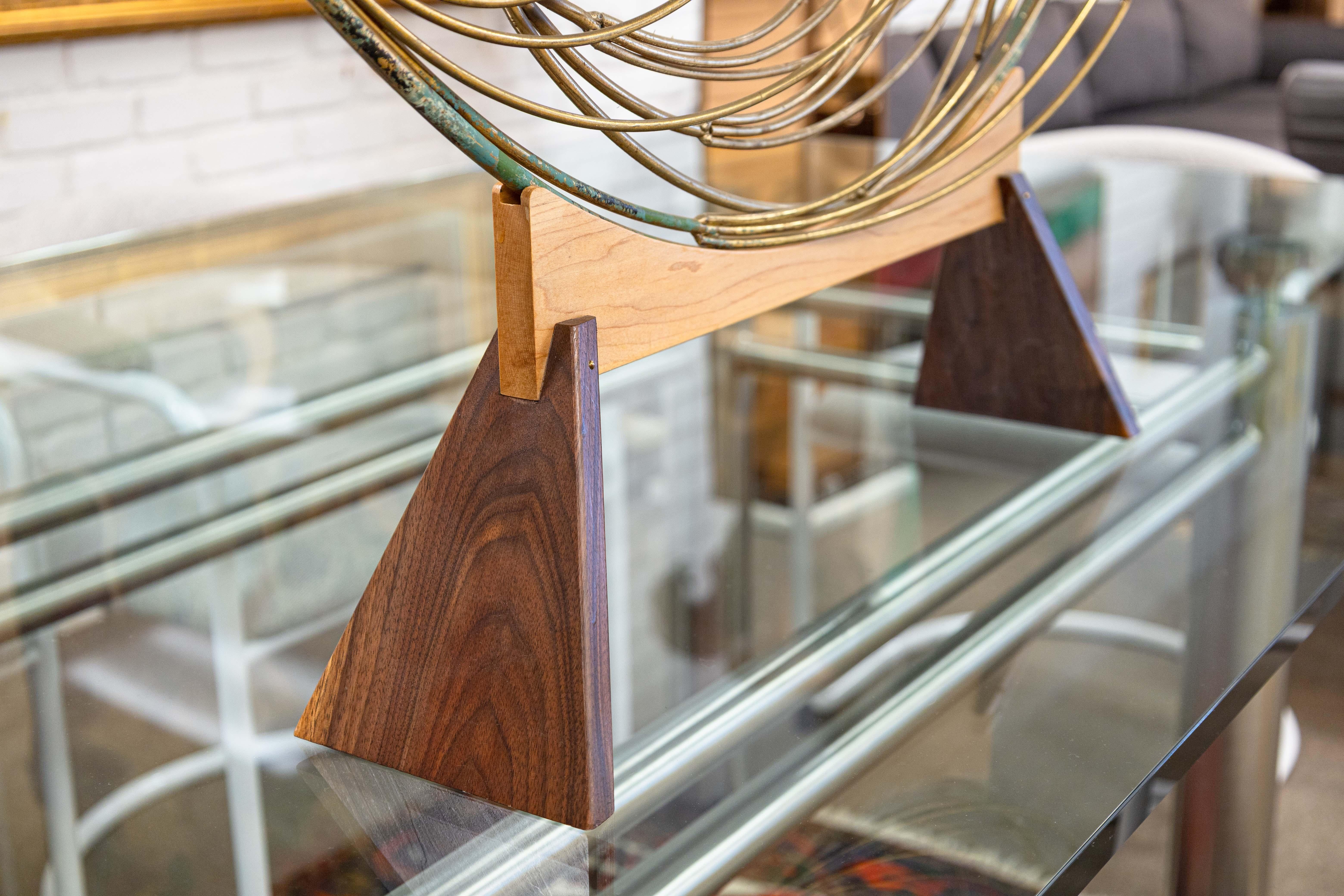 Sculpture circulaire en laiton avec base en bois, Curtis Jere 1989, Blossom Raindrops en vente 3