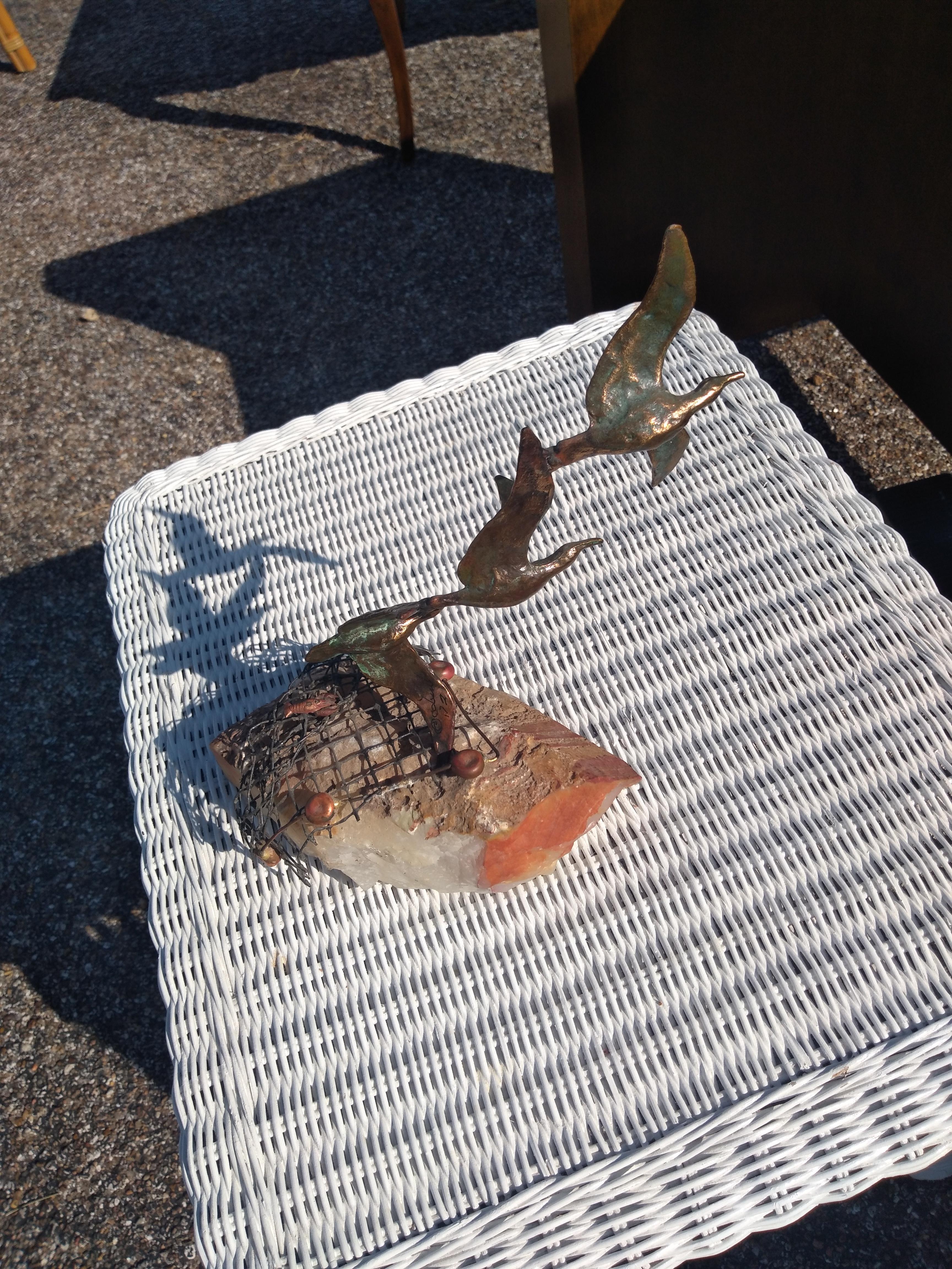Americano Scultura di Curtis Jere con 3 gabbiani volanti sopra una rete da pesca in vendita