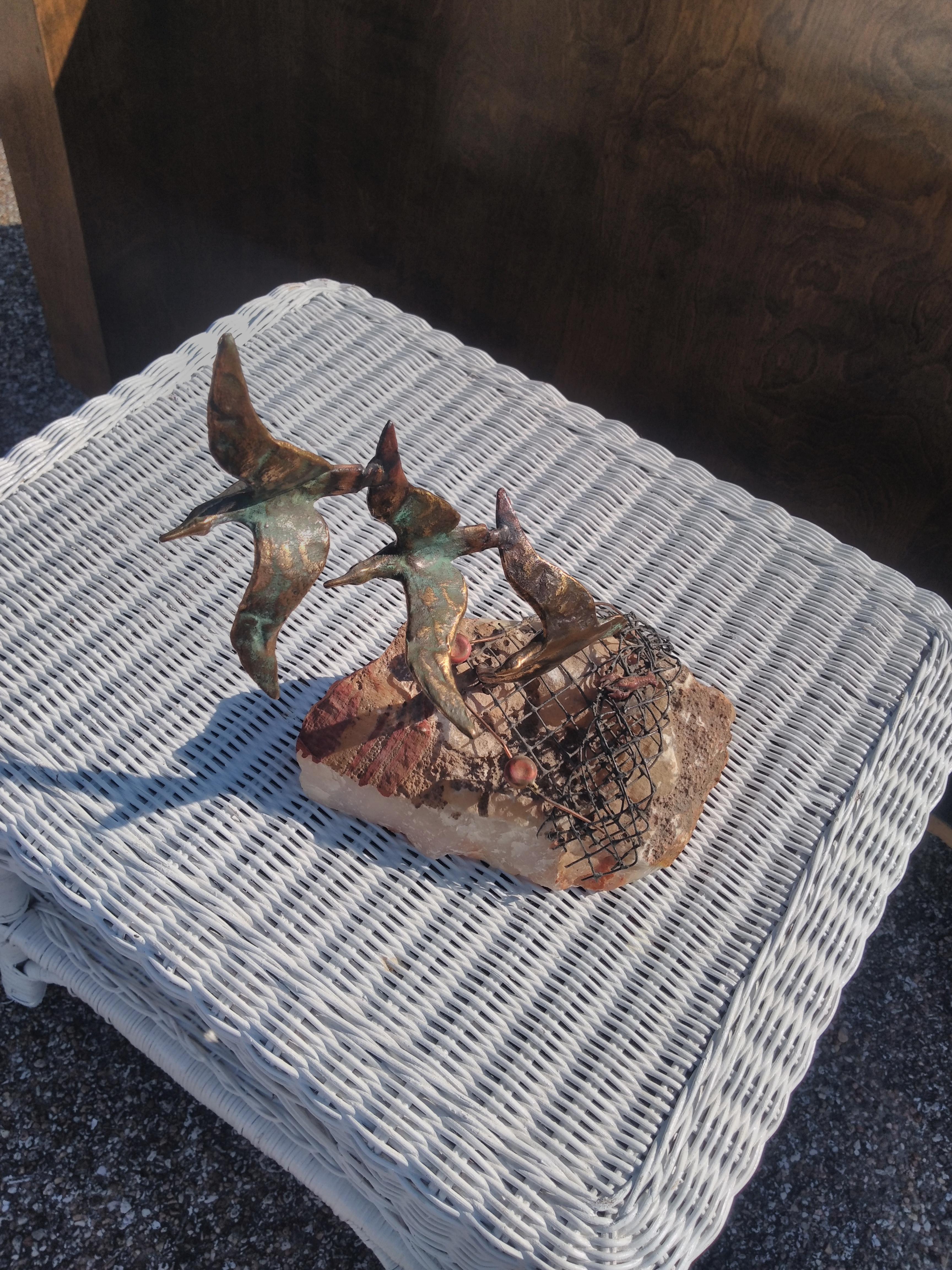 XX secolo Scultura di Curtis Jere con 3 gabbiani volanti sopra una rete da pesca in vendita