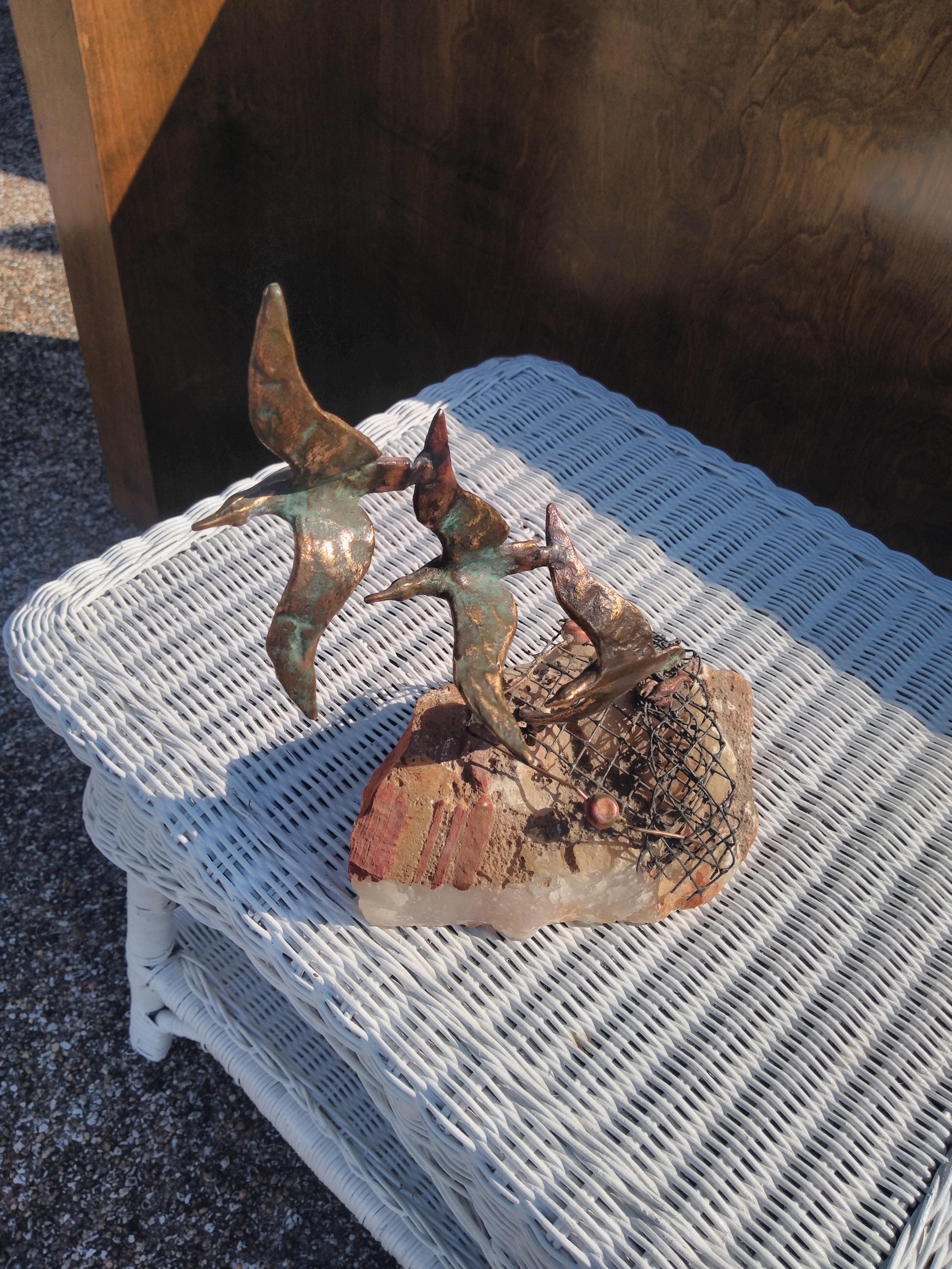 Metallo Scultura di Curtis Jere con 3 gabbiani volanti sopra una rete da pesca in vendita
