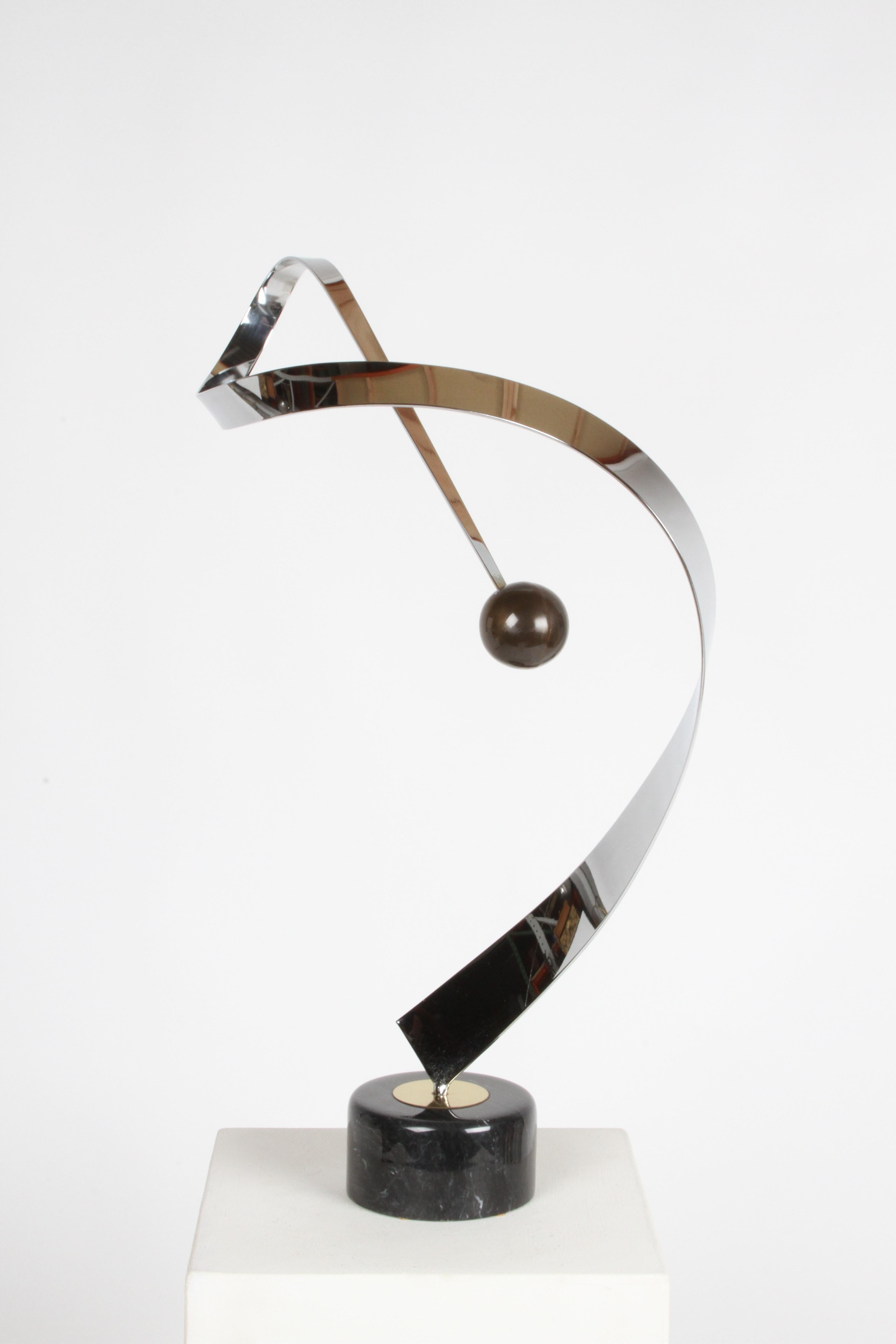 Curtis Jeré Abstrakte Chrom & Messing Band Skulptur mit Ball auf Marmorsockel (Moderne der Mitte des Jahrhunderts) im Angebot