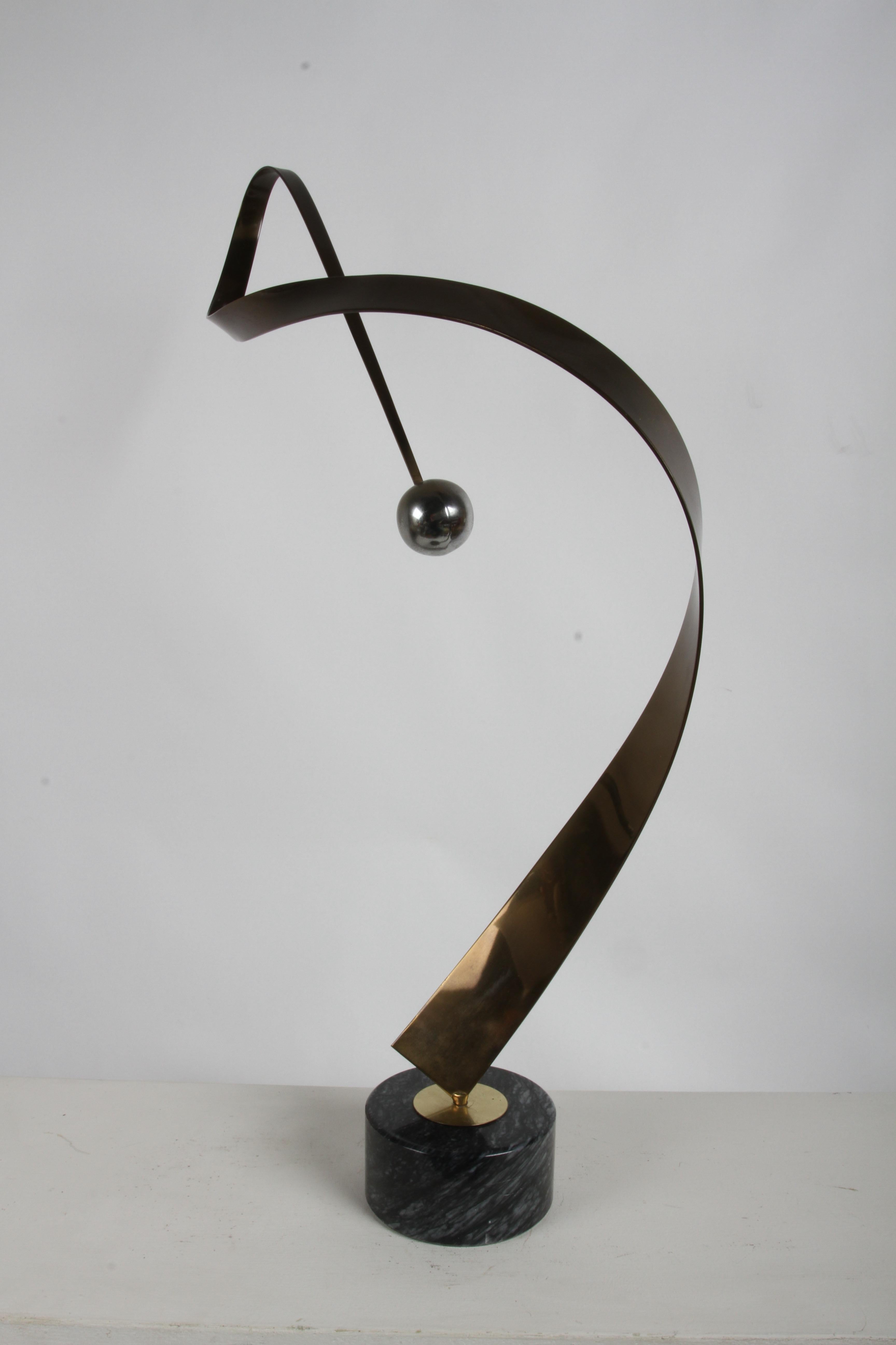 Curtis Jeré Scultura astratta cinetica in ottone a nastro con sfera su base in marmo in vendita 3