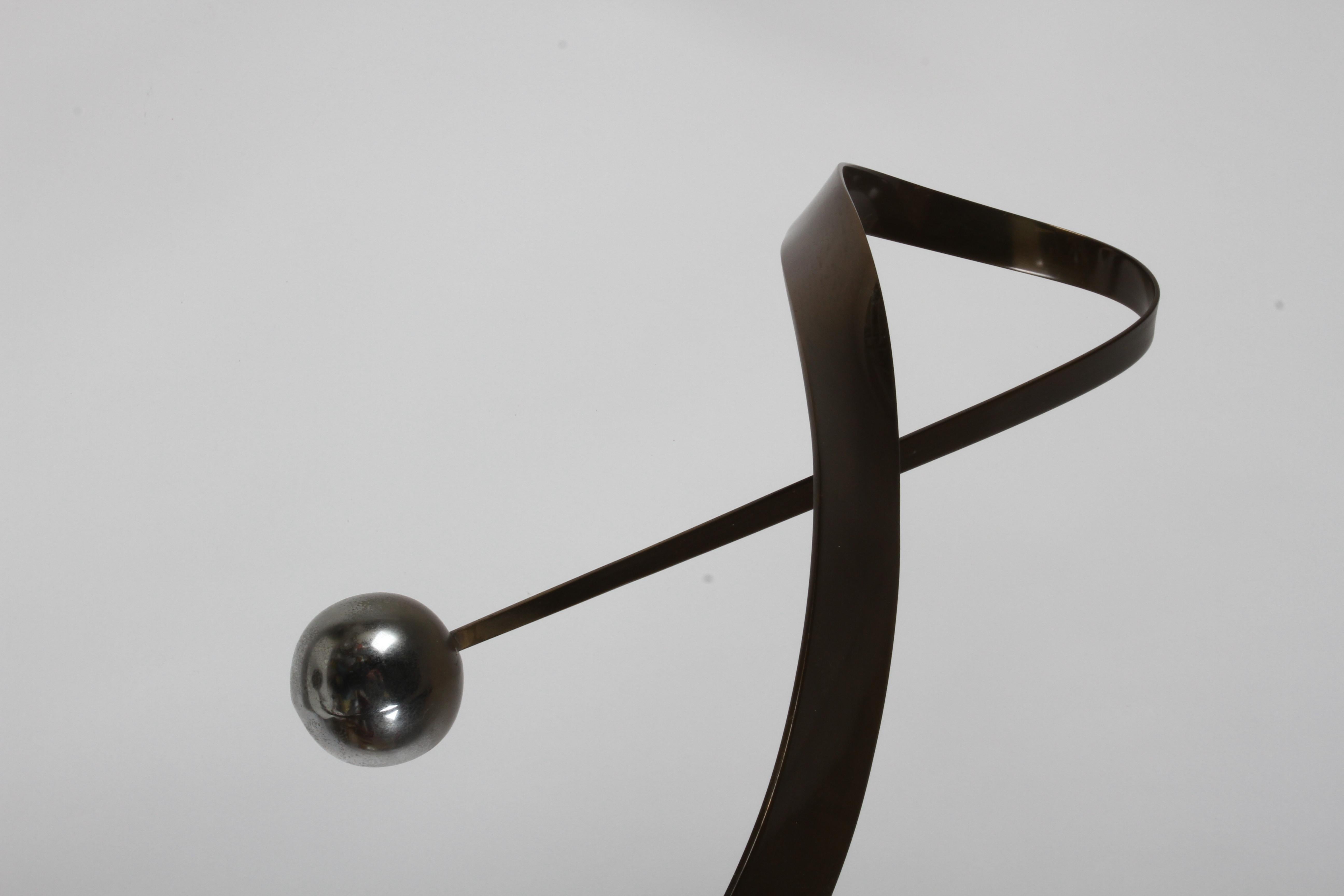 Curtis Jeré Scultura astratta cinetica in ottone a nastro con sfera su base in marmo in vendita 4