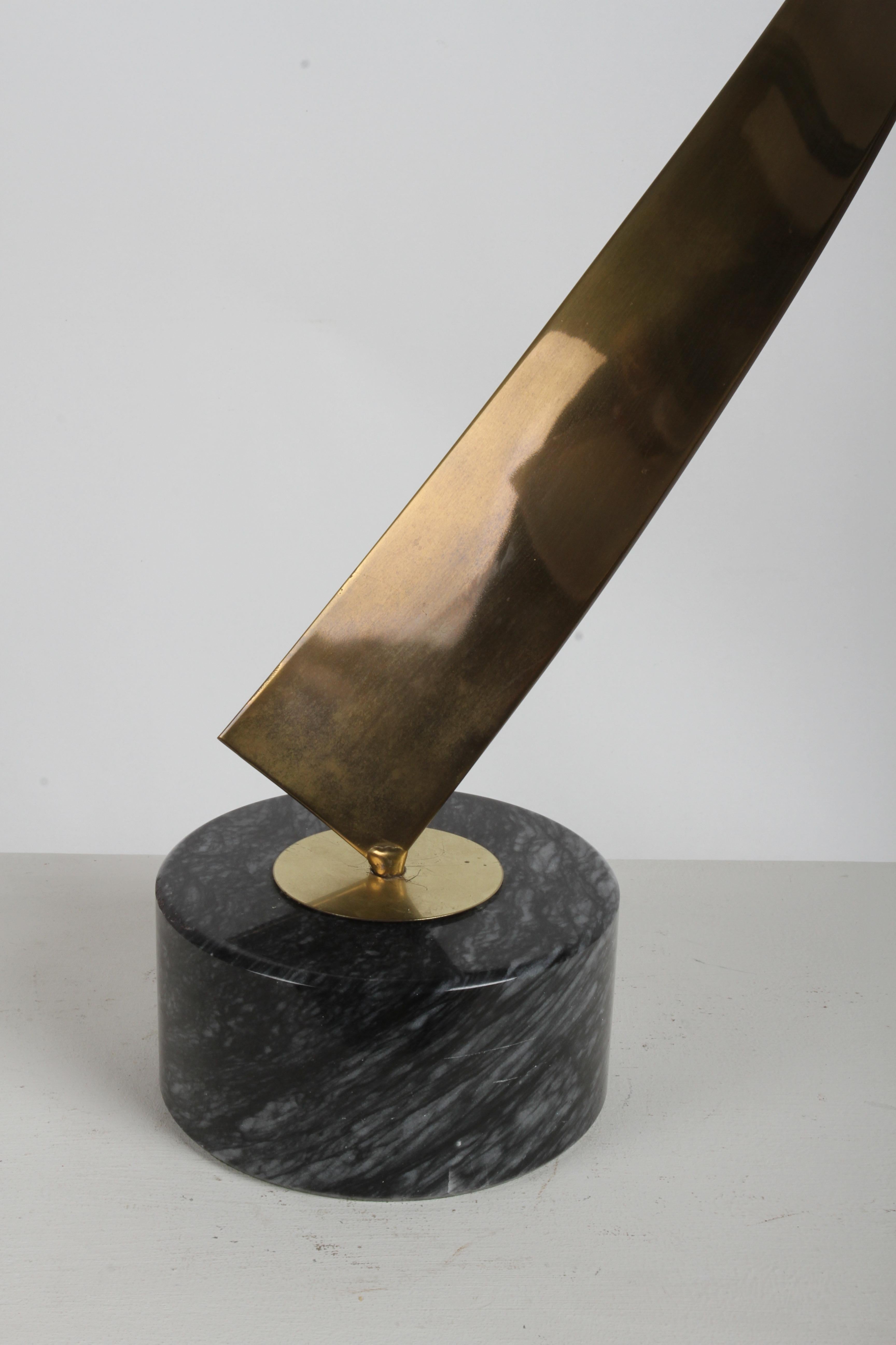 Curtis Jeré Scultura astratta cinetica in ottone a nastro con sfera su base in marmo in vendita 5