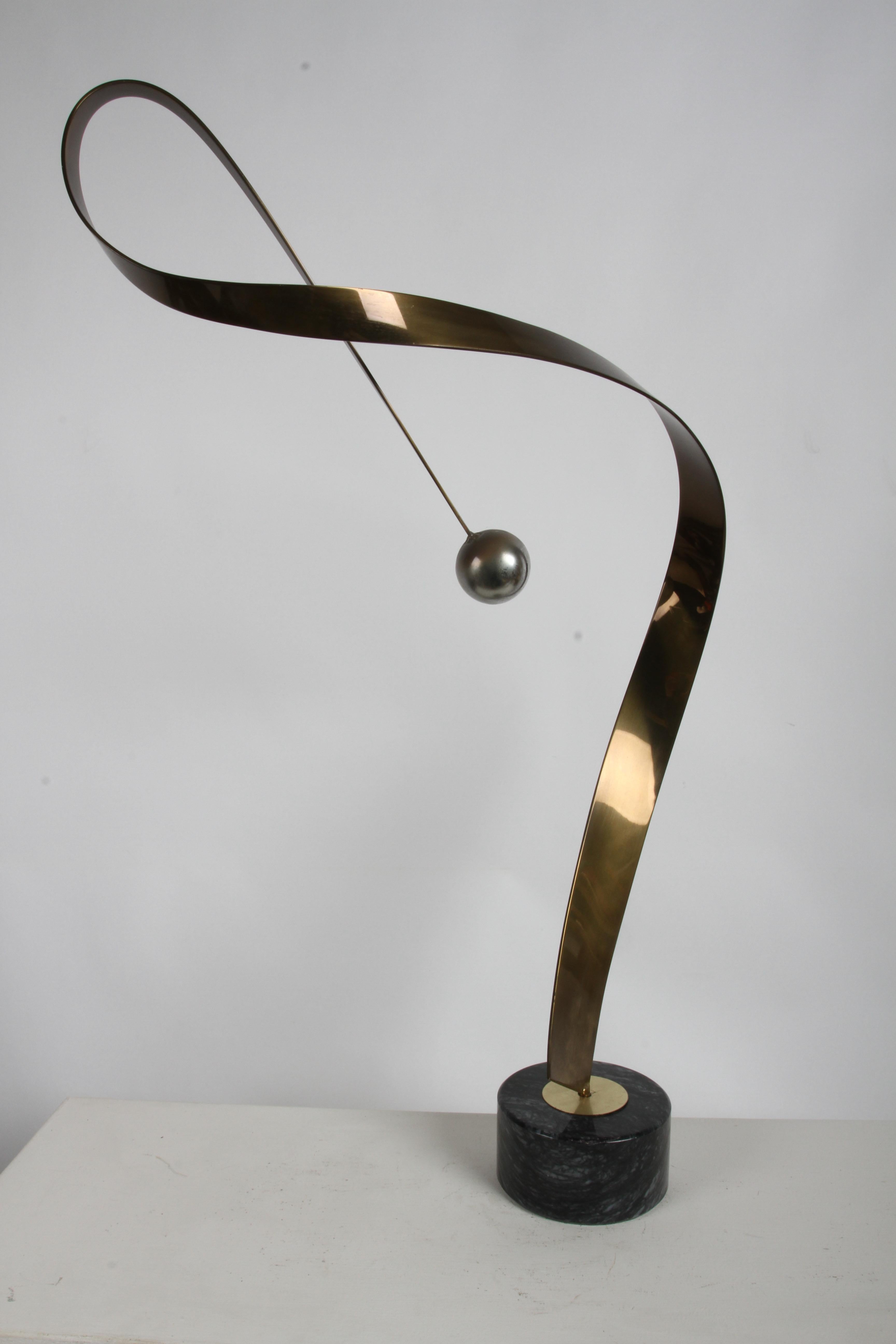 Curtis Jeré Scultura astratta cinetica in ottone a nastro con sfera su base in marmo in vendita 6