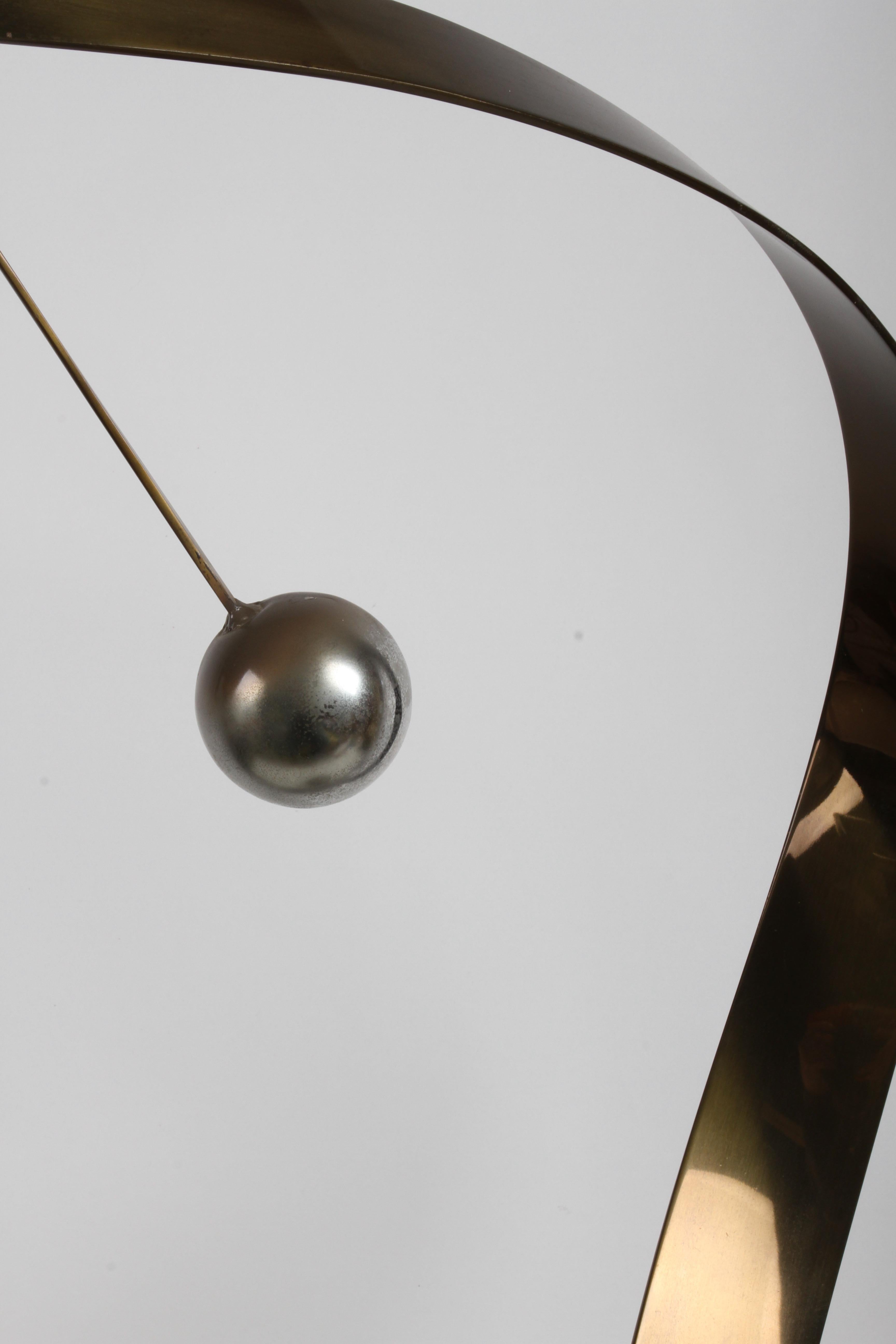 Curtis Jeré Scultura astratta cinetica in ottone a nastro con sfera su base in marmo in vendita 7