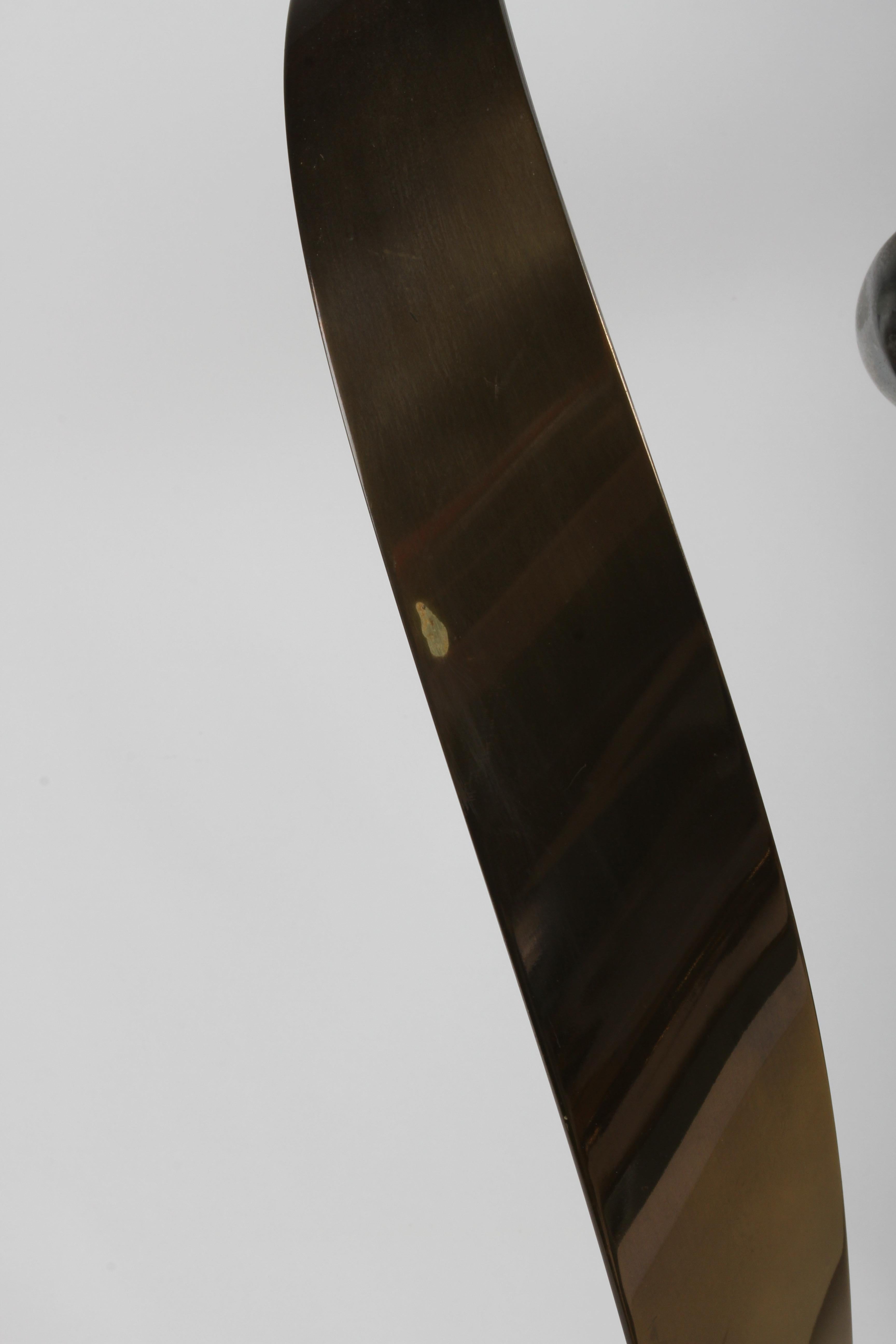 Curtis Jeré Scultura astratta cinetica in ottone a nastro con sfera su base in marmo in vendita 8