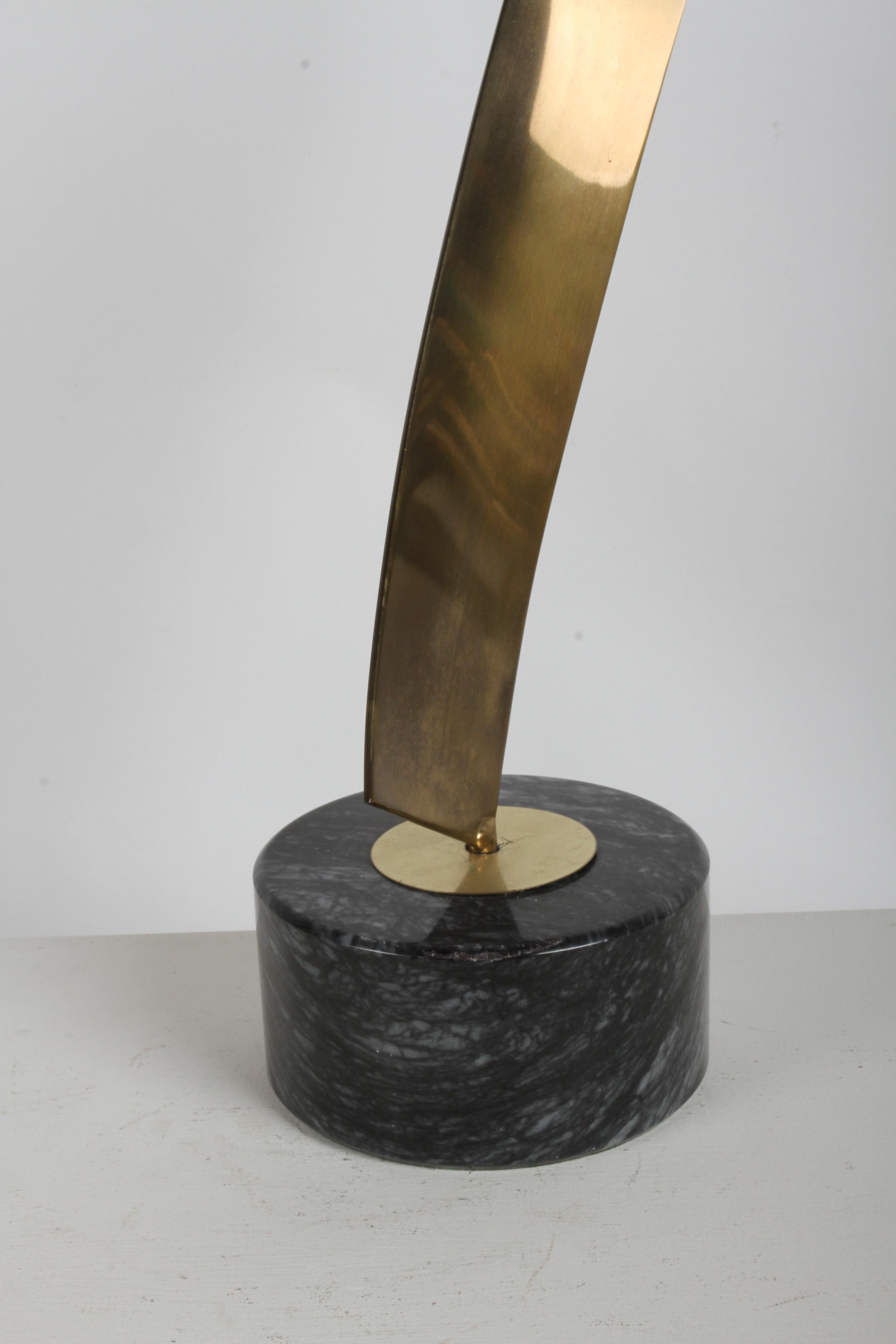 Curtis Jeré Scultura astratta cinetica in ottone a nastro con sfera su base in marmo in vendita 9