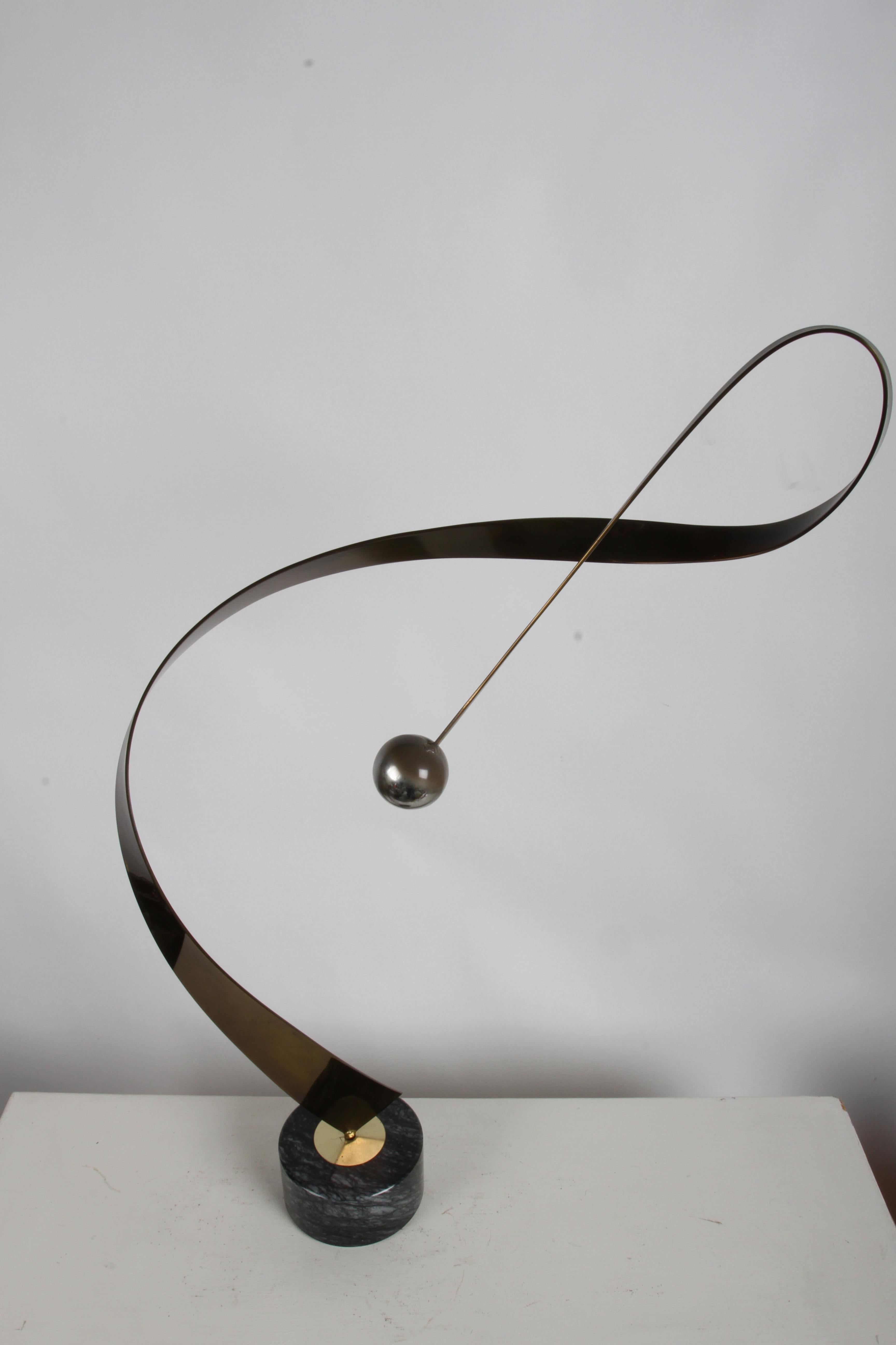 Mid-Century moderno Curtis Jeré Scultura astratta cinetica in ottone a nastro con sfera su base in marmo in vendita