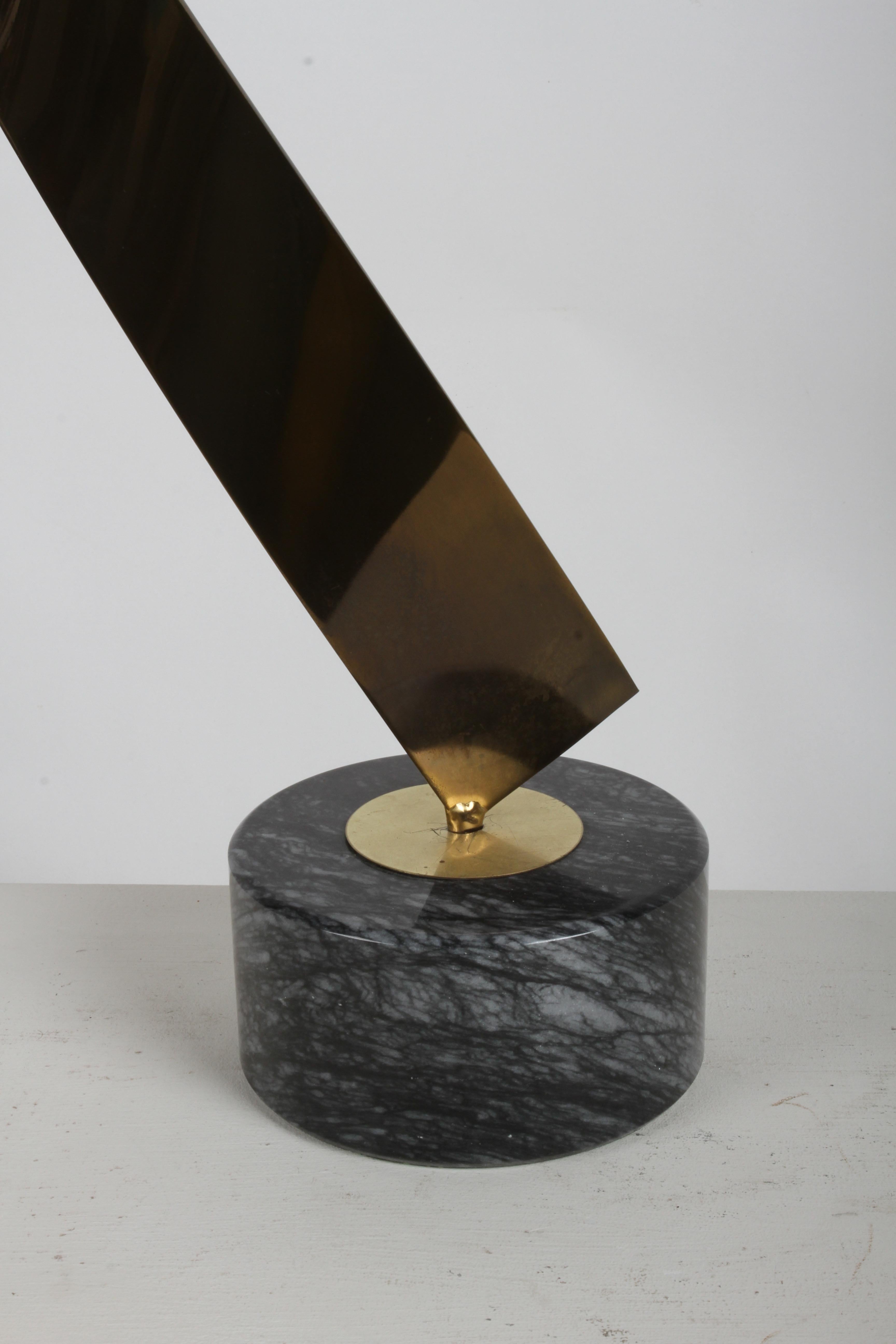 Americano Curtis Jeré Scultura astratta cinetica in ottone a nastro con sfera su base in marmo in vendita